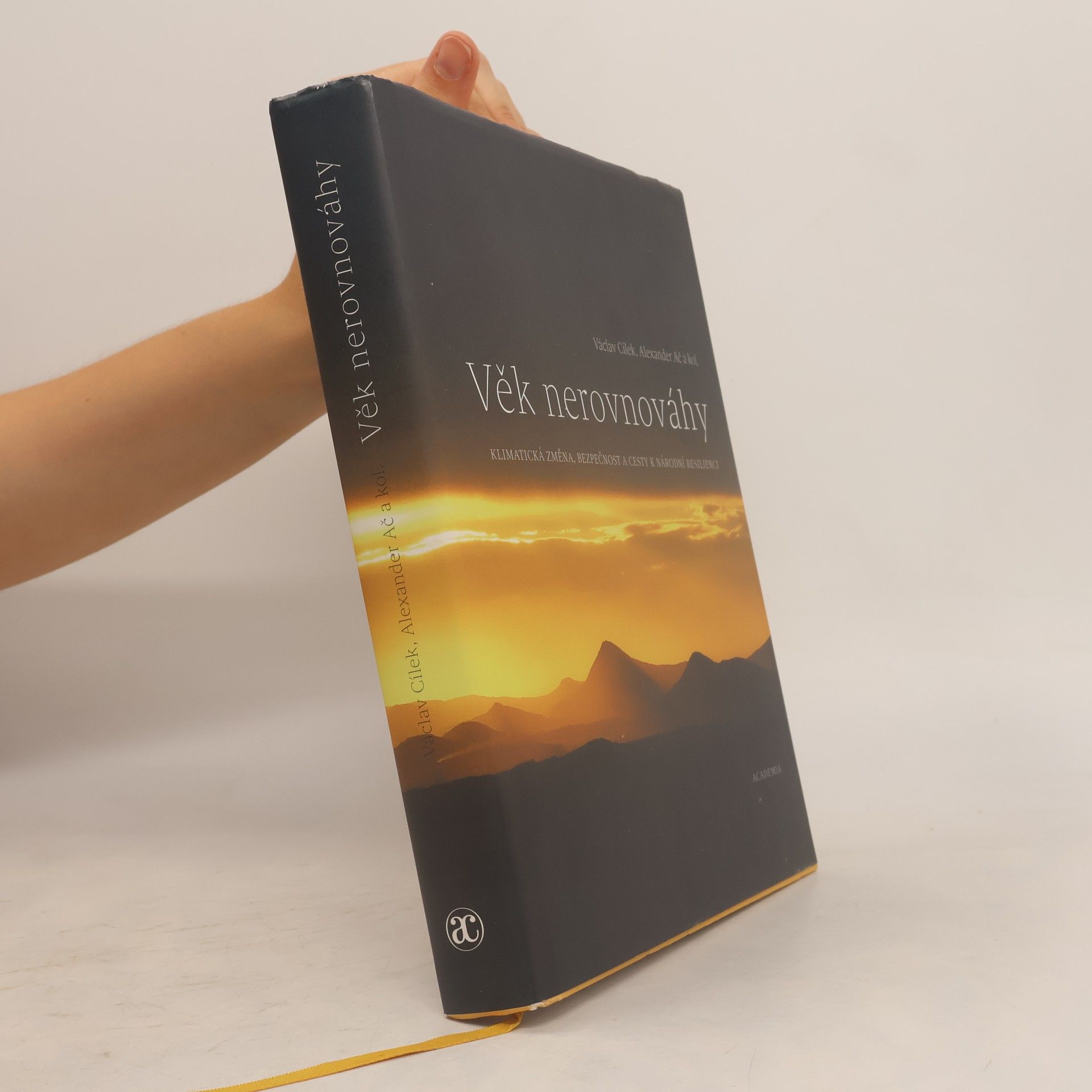 Various authors Věk nerovnováhy: Klimatická změna, bezpečnost a cesty k národní resilienci