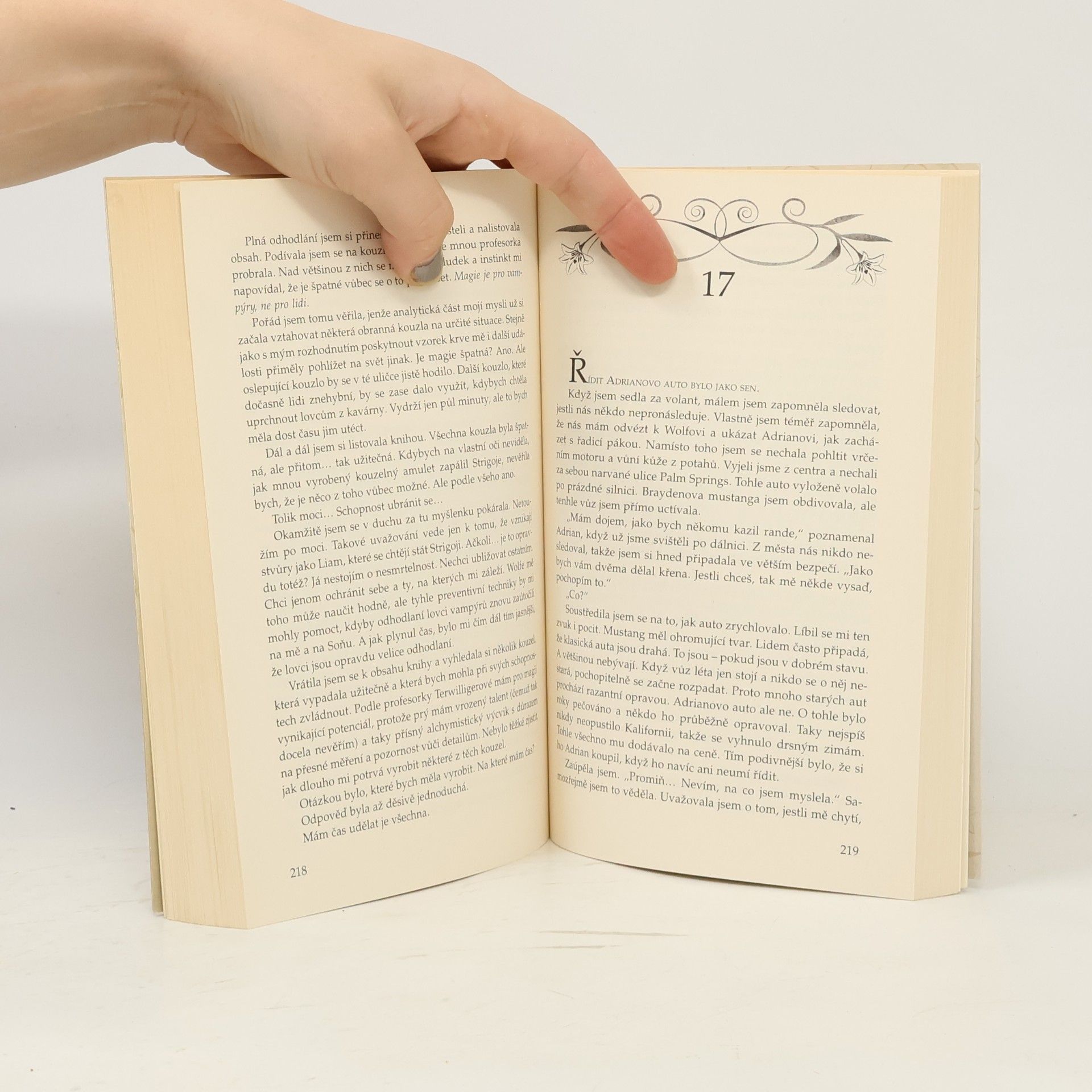 Richelle Mead Pokrevní pouta. 2, Zlatá lilie