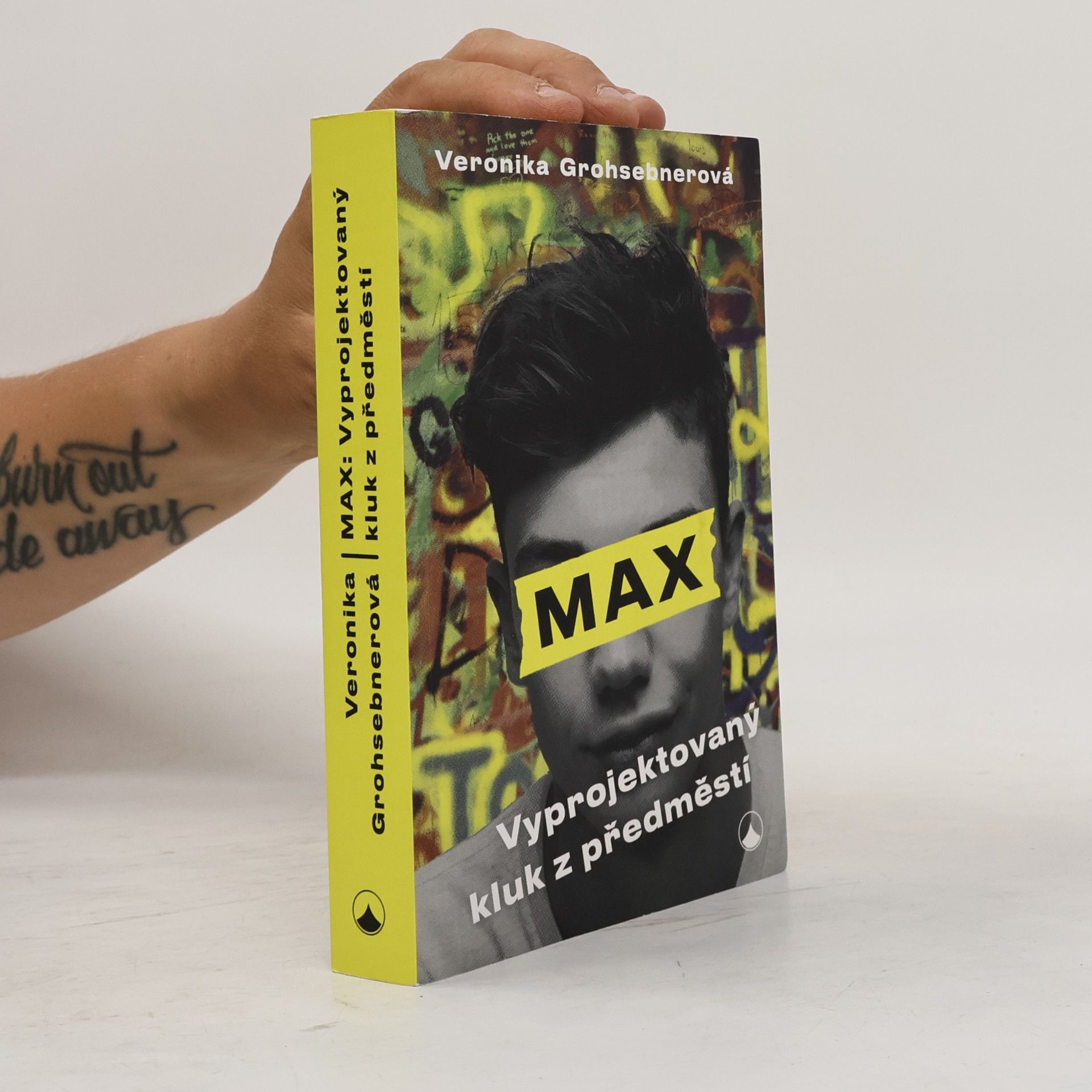 Max, vyprojektovaný kluk z předměstí
