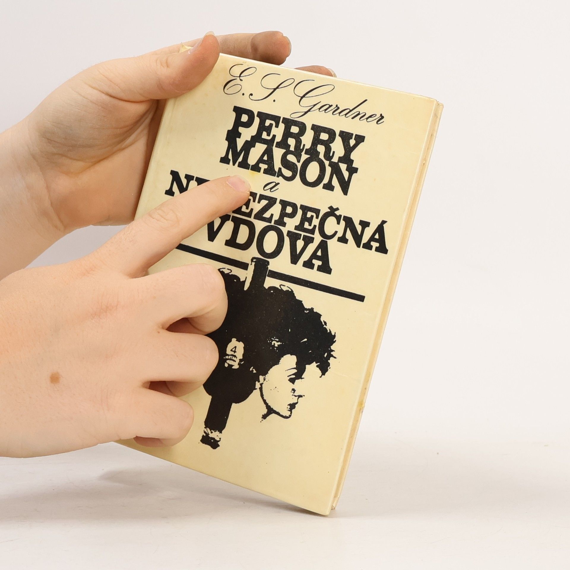 Erle Stanley Gardner Perry Mason a nebezpečná vdova