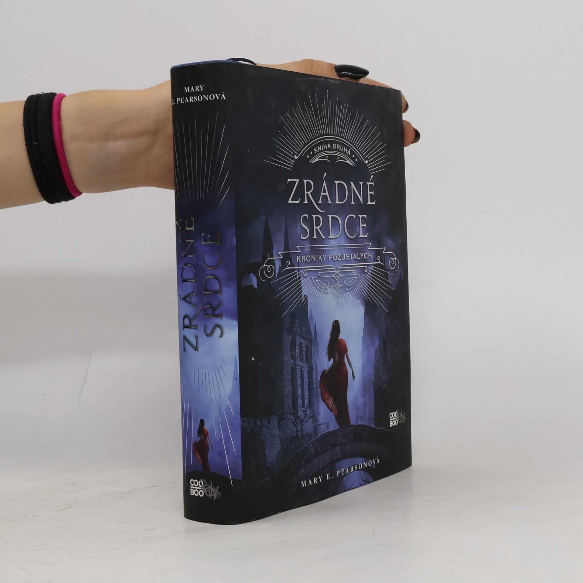 Mary E. Pearson Kroniky pozůstalých: Zrádné srdce. Kniha druhá