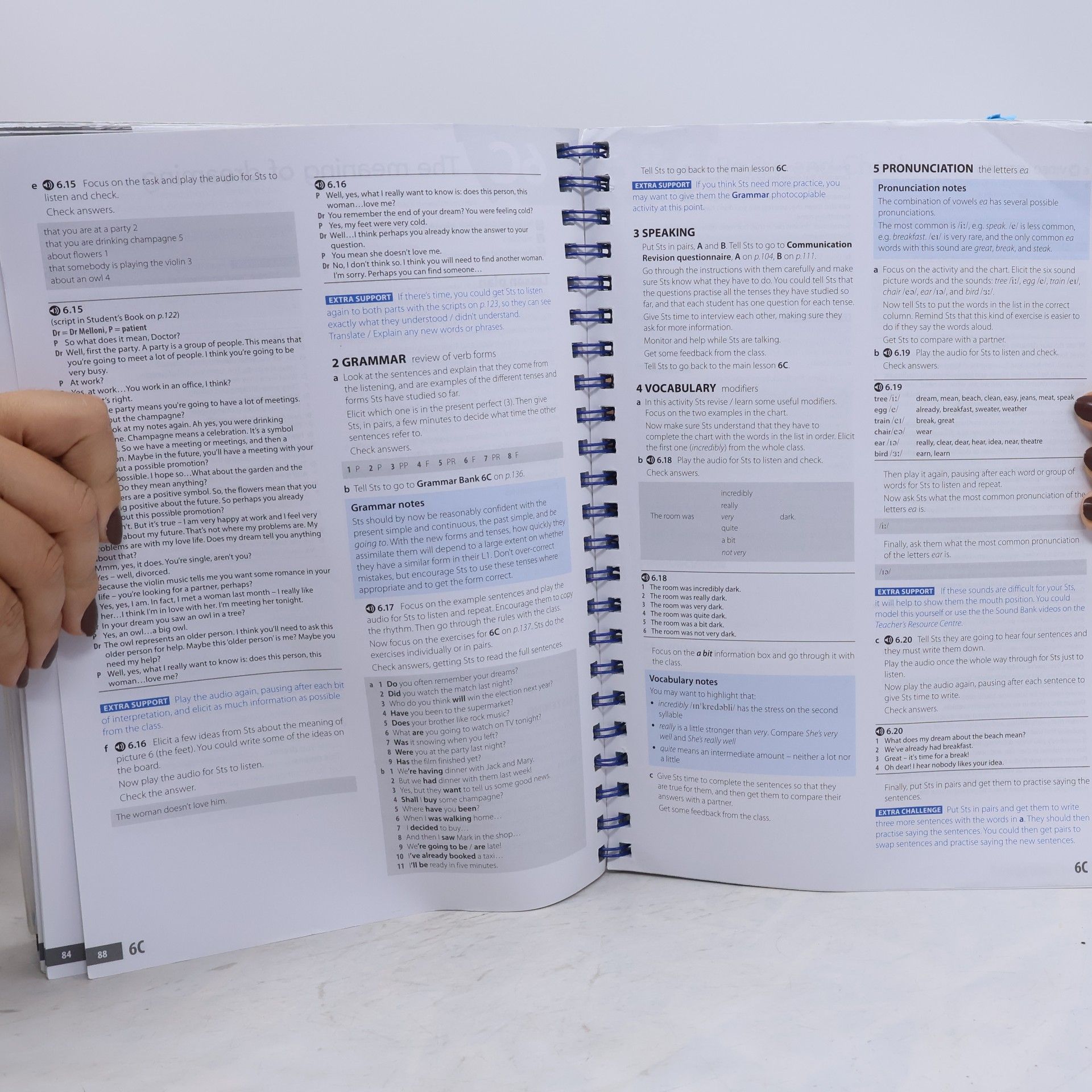 Christina Latham-Koenig English File: Pre-Intermediate: Teacher's Guide with Teacher's Resource Centre