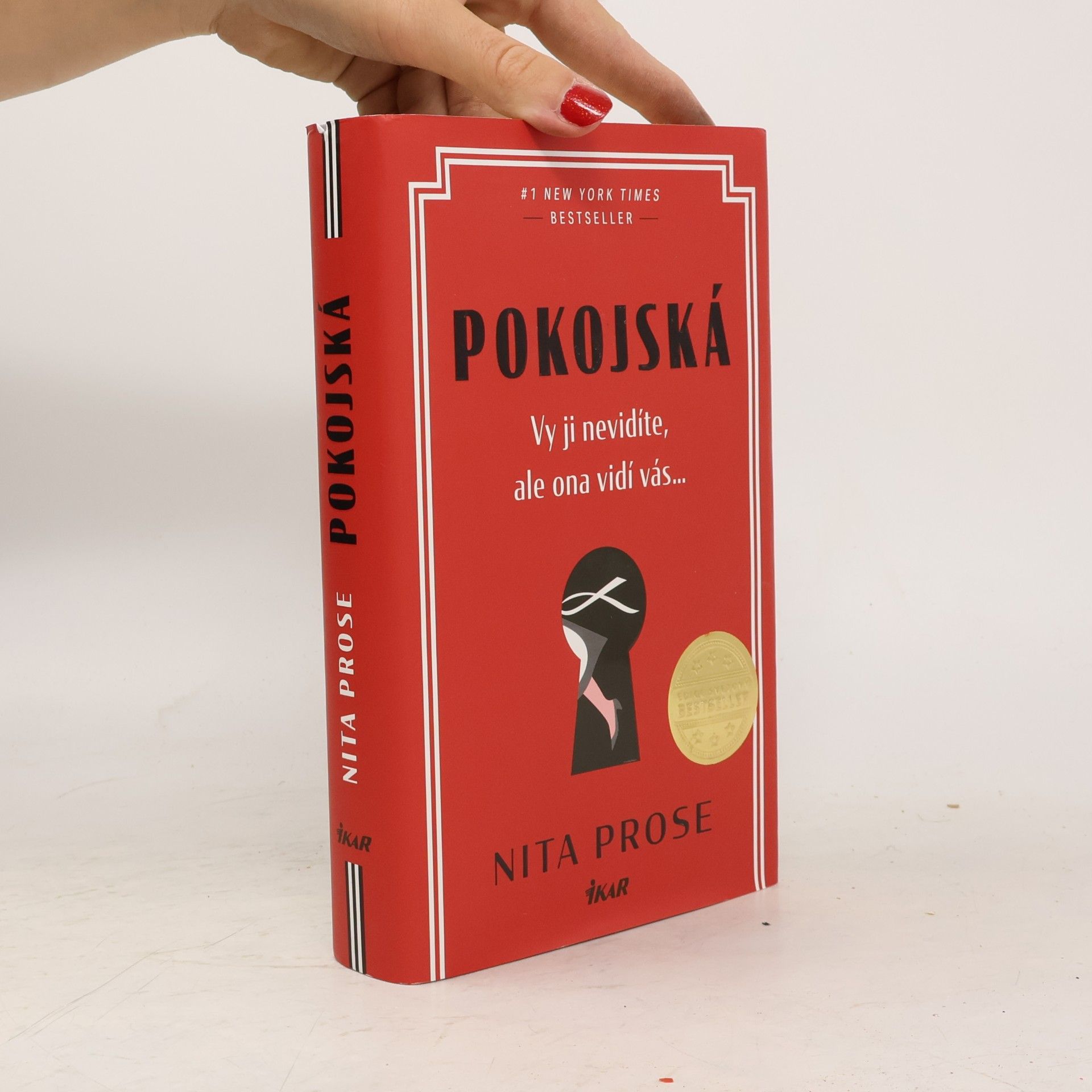 Nita Prose Pokojská: vy ji nevidíte, ale ona vidí vás...