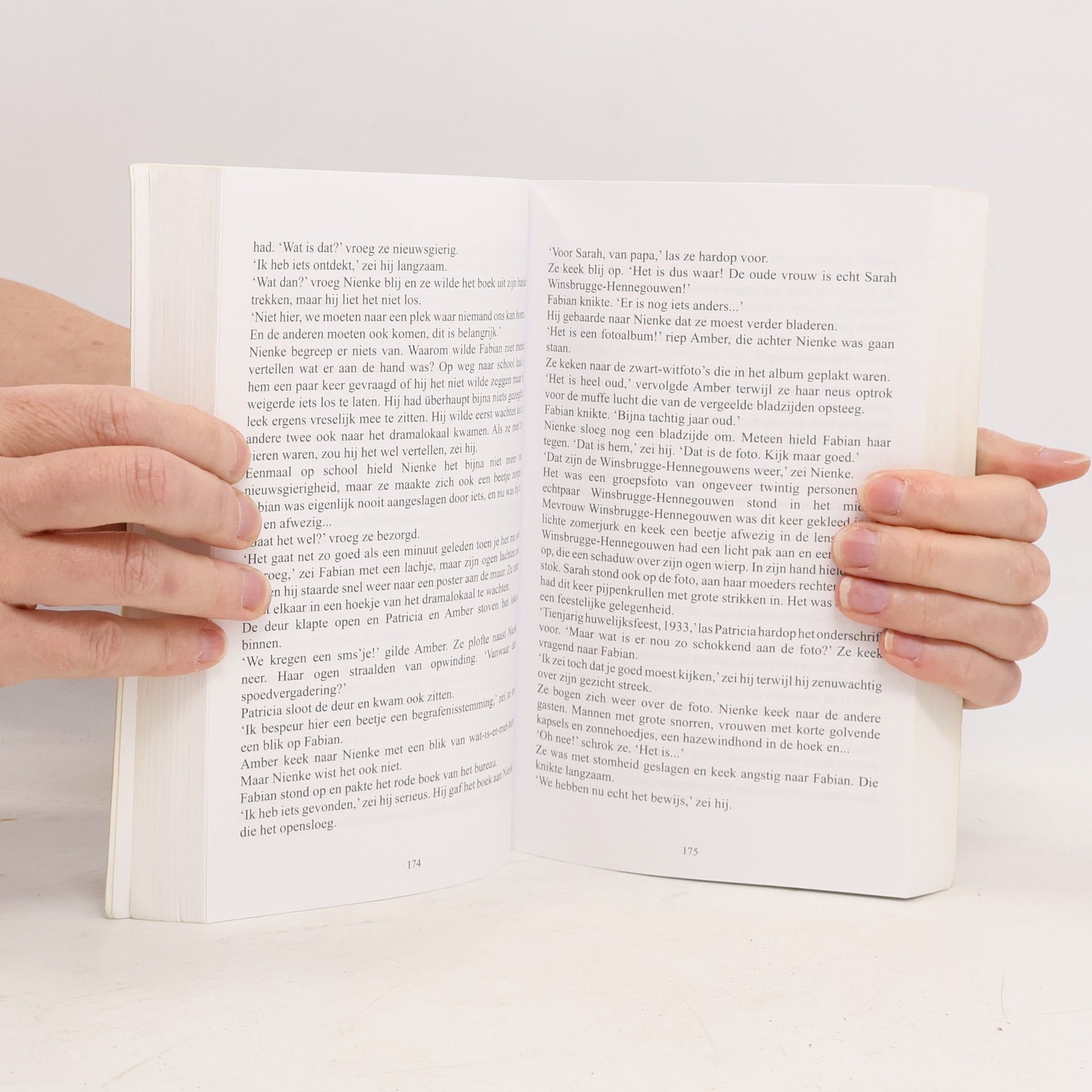Het Huis Anubis omnibus deel 1 en 2: Bevat 'De Geheime Club van de Oude Wilg' en 'Het Geheim van de Tombe'