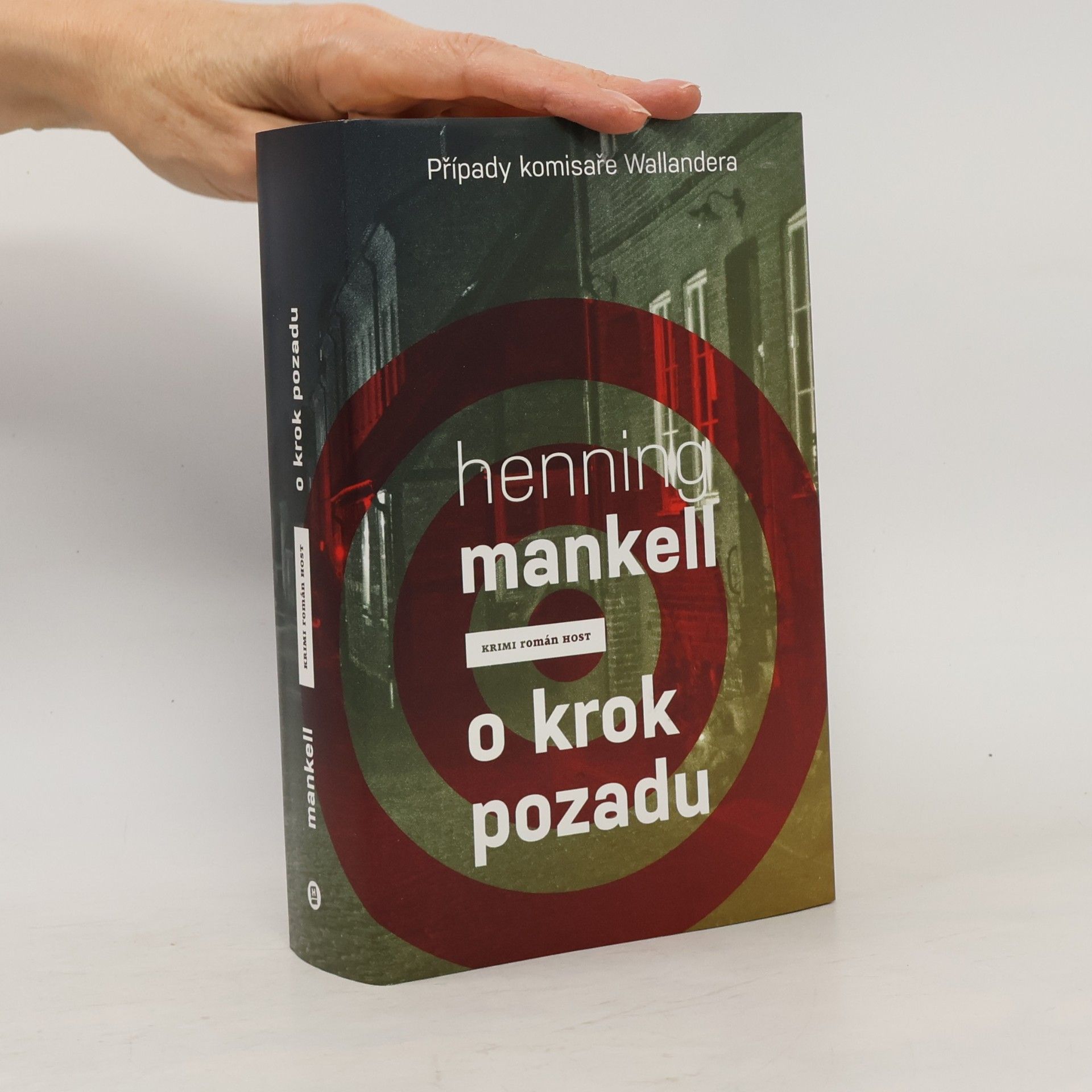 Henning Mankell O krok pozadu
