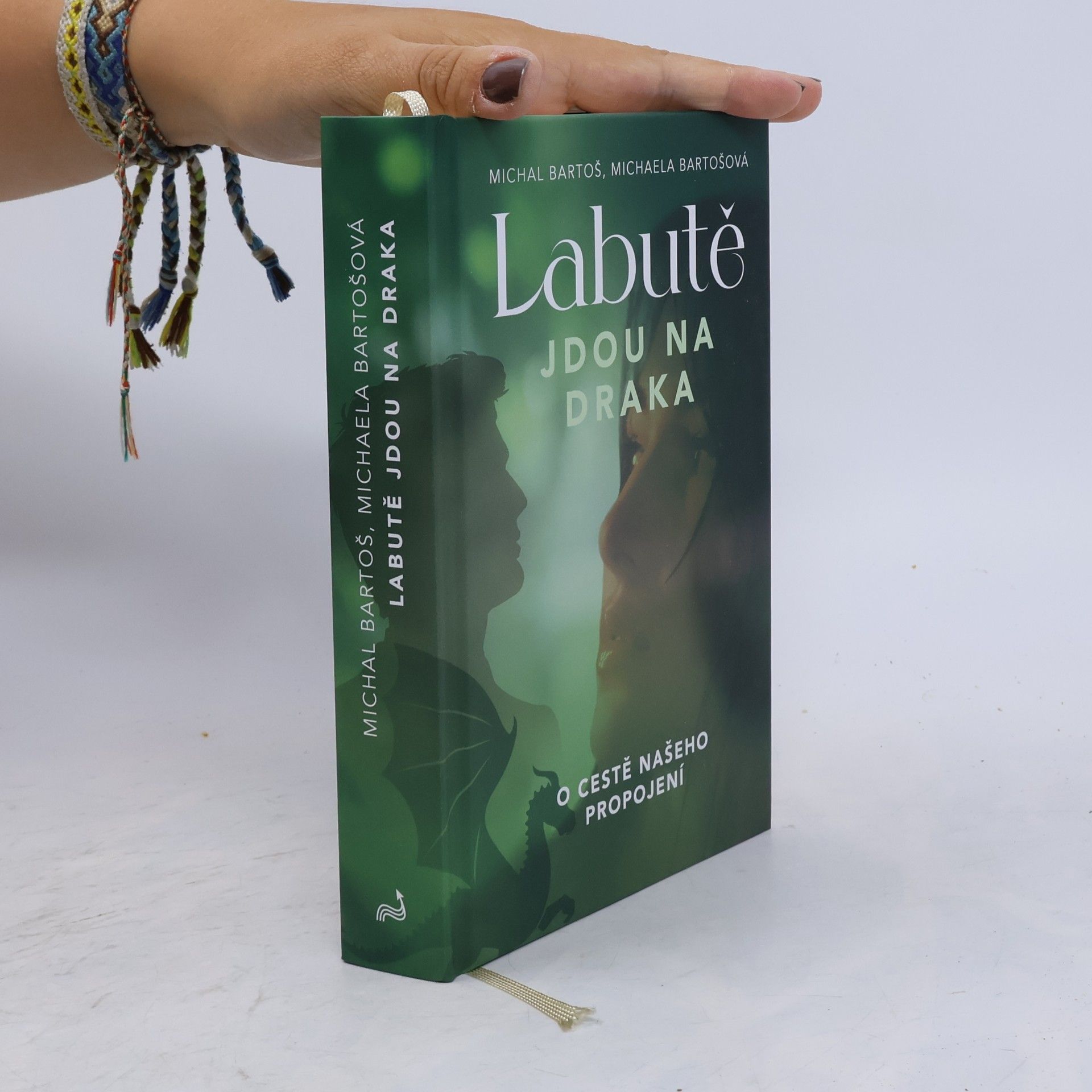 Labutě jdou na draka