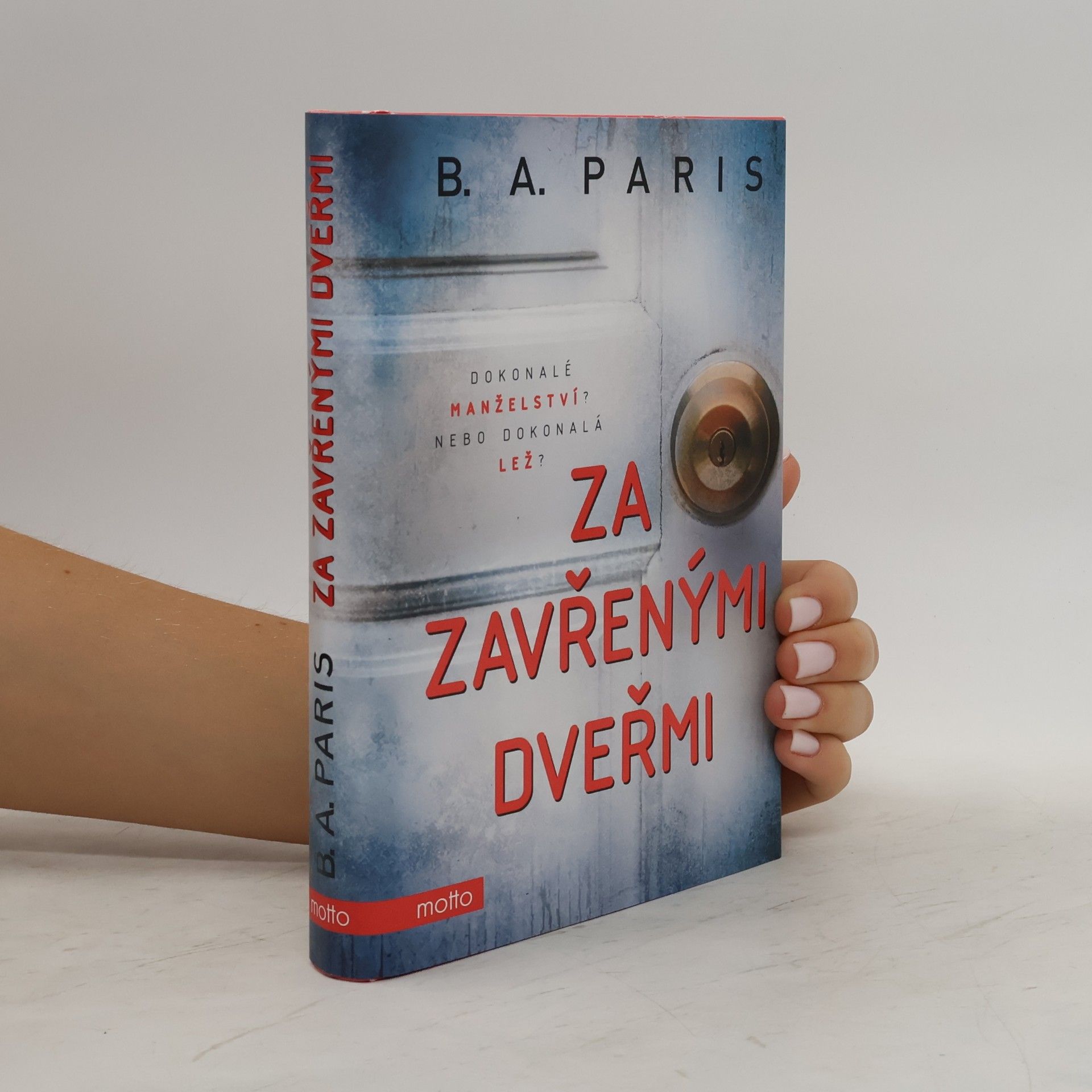 B. A. Paris Za zavřenými dveřmi