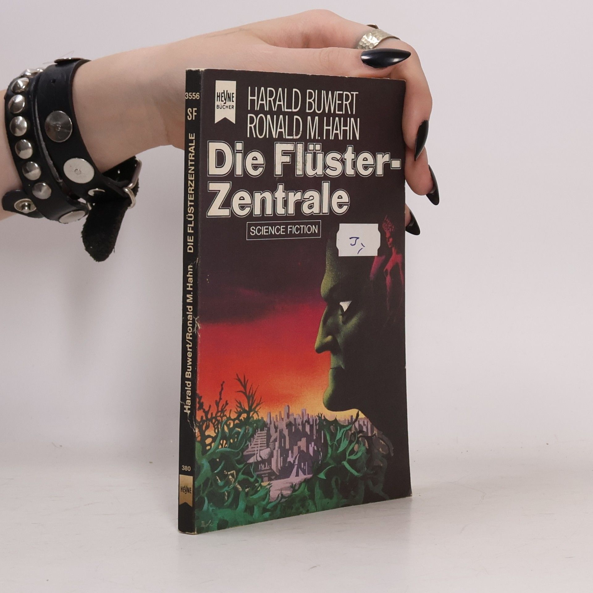 Die Flüsterzentrale.