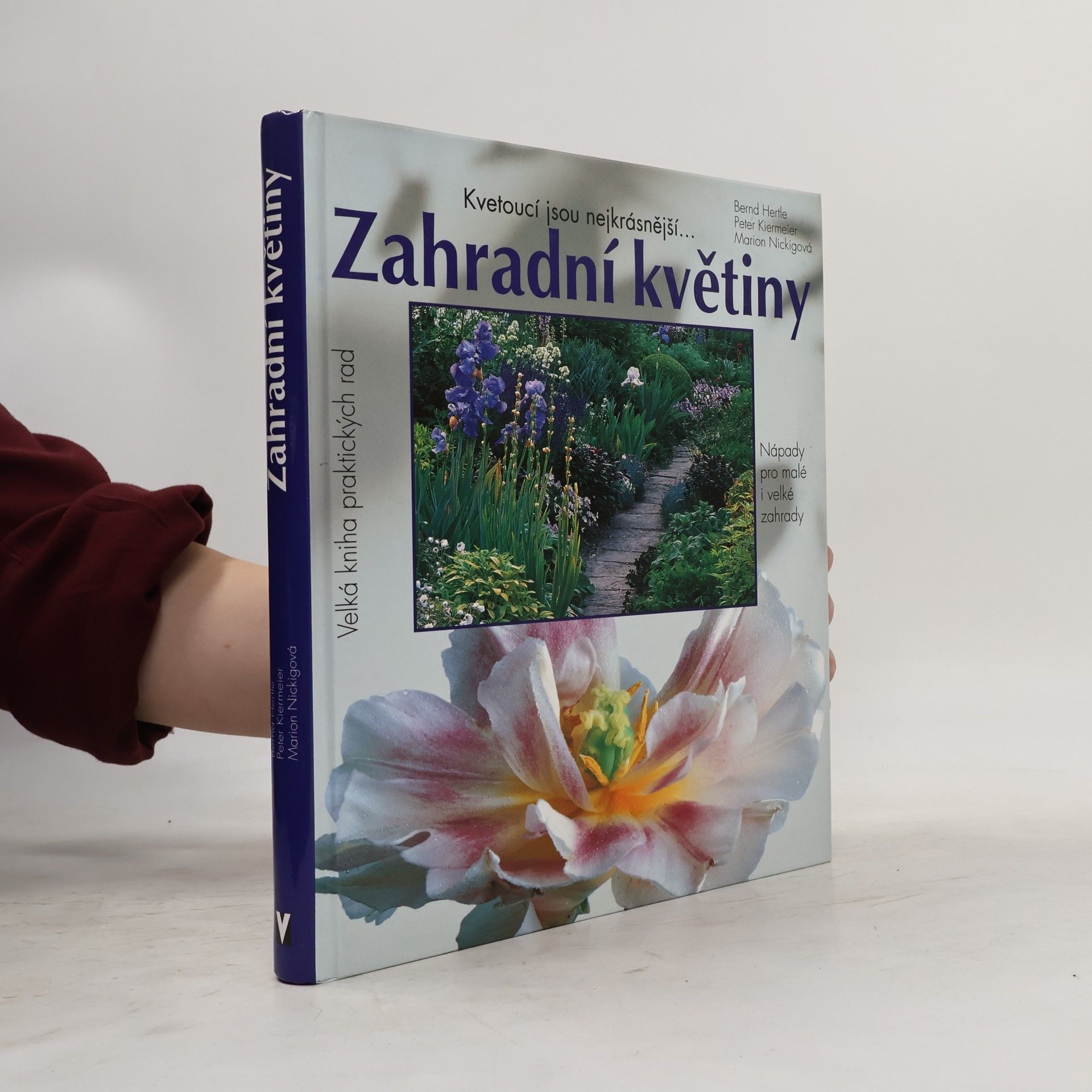 Ivana Juřičková Zahradní květiny. Kvetoucí jsou nejkrásnější... Pěstitelské rady a portréty oblíbených kvetoucích rostlin, trav a kapradin. Nápady pro malé i velké zahrady. 500 barevných fotografií a 150 schematických nákresů
