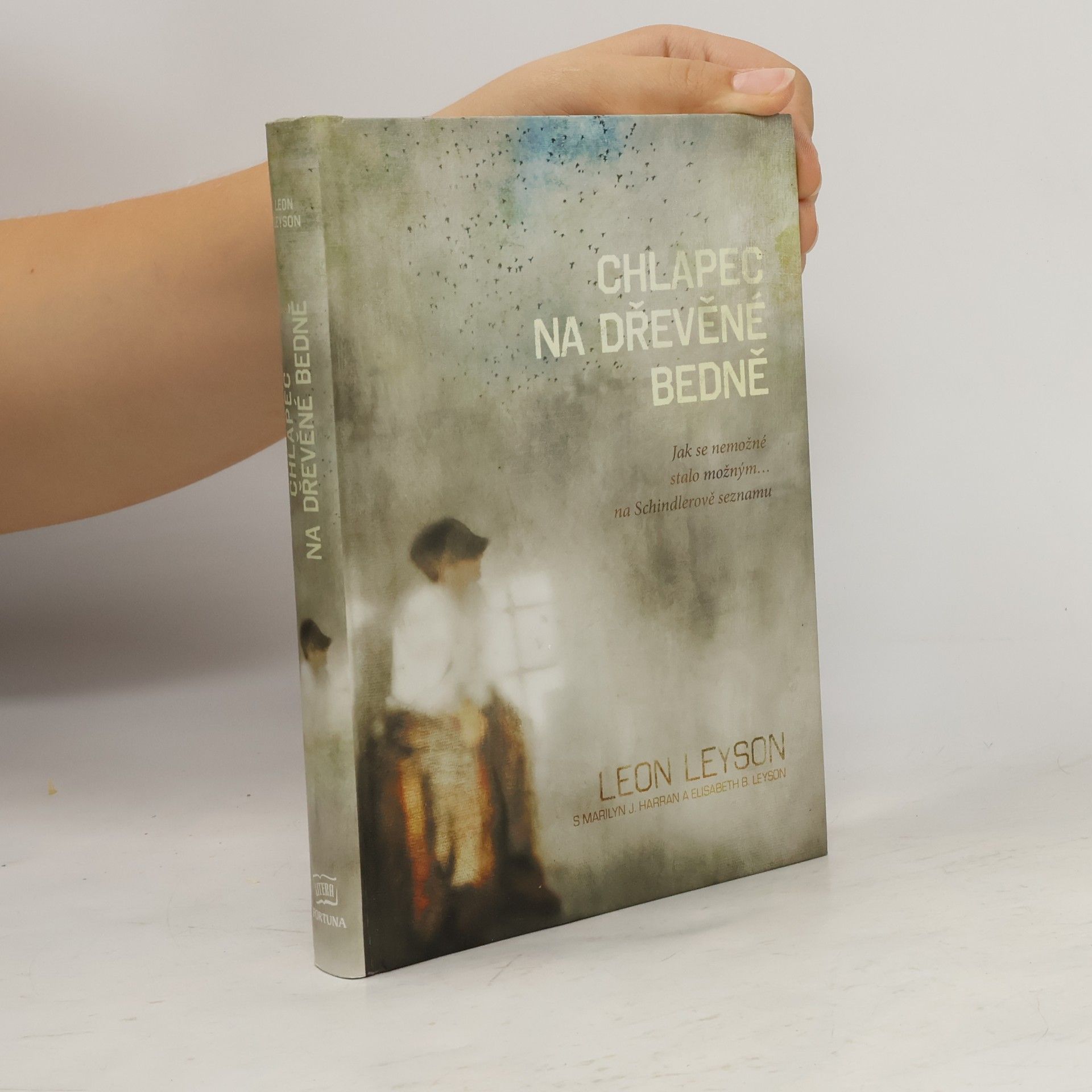 Leon Leyson Chlapec na dřevěné bedně