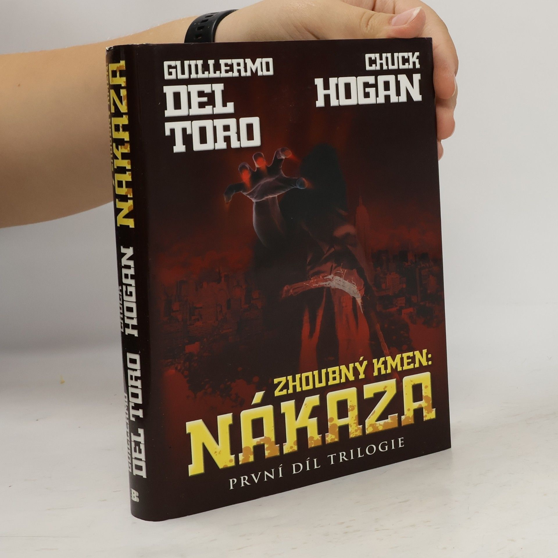 Guillermo del Toro Zhoubný kmen. Nákaza