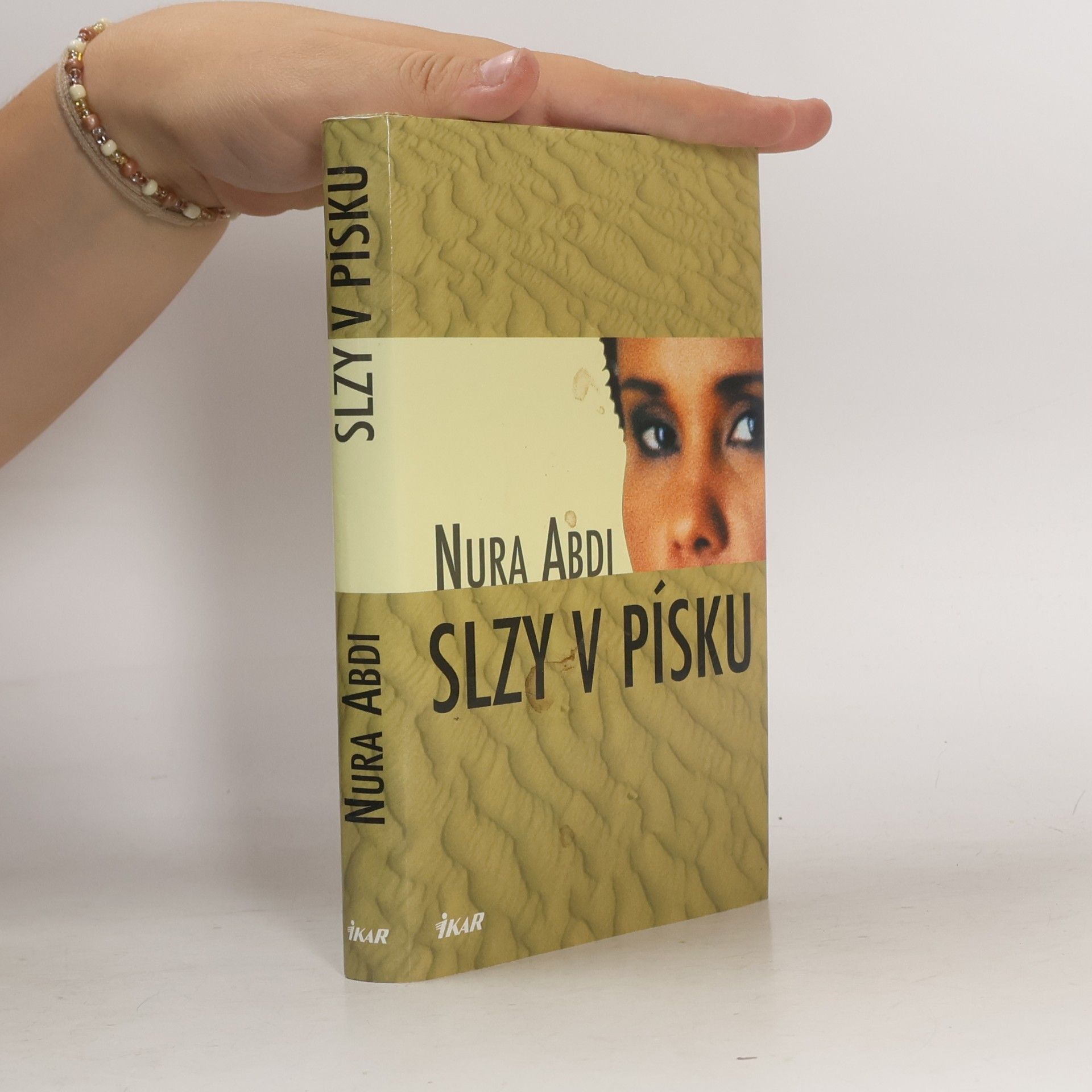Nura Abdi Slzy v písku
