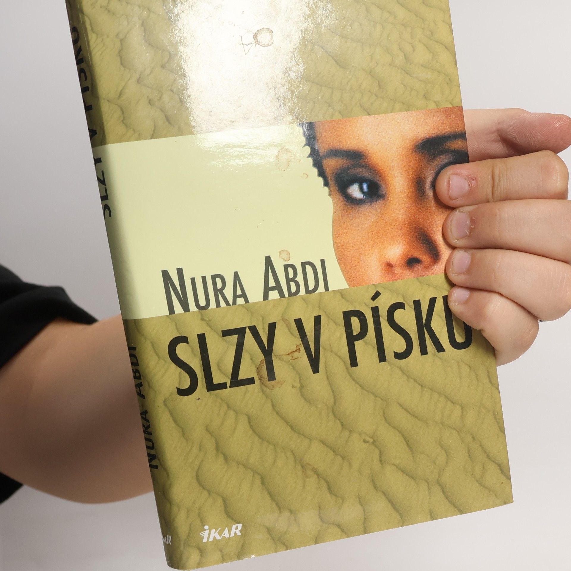 Nura Abdi Slzy v písku