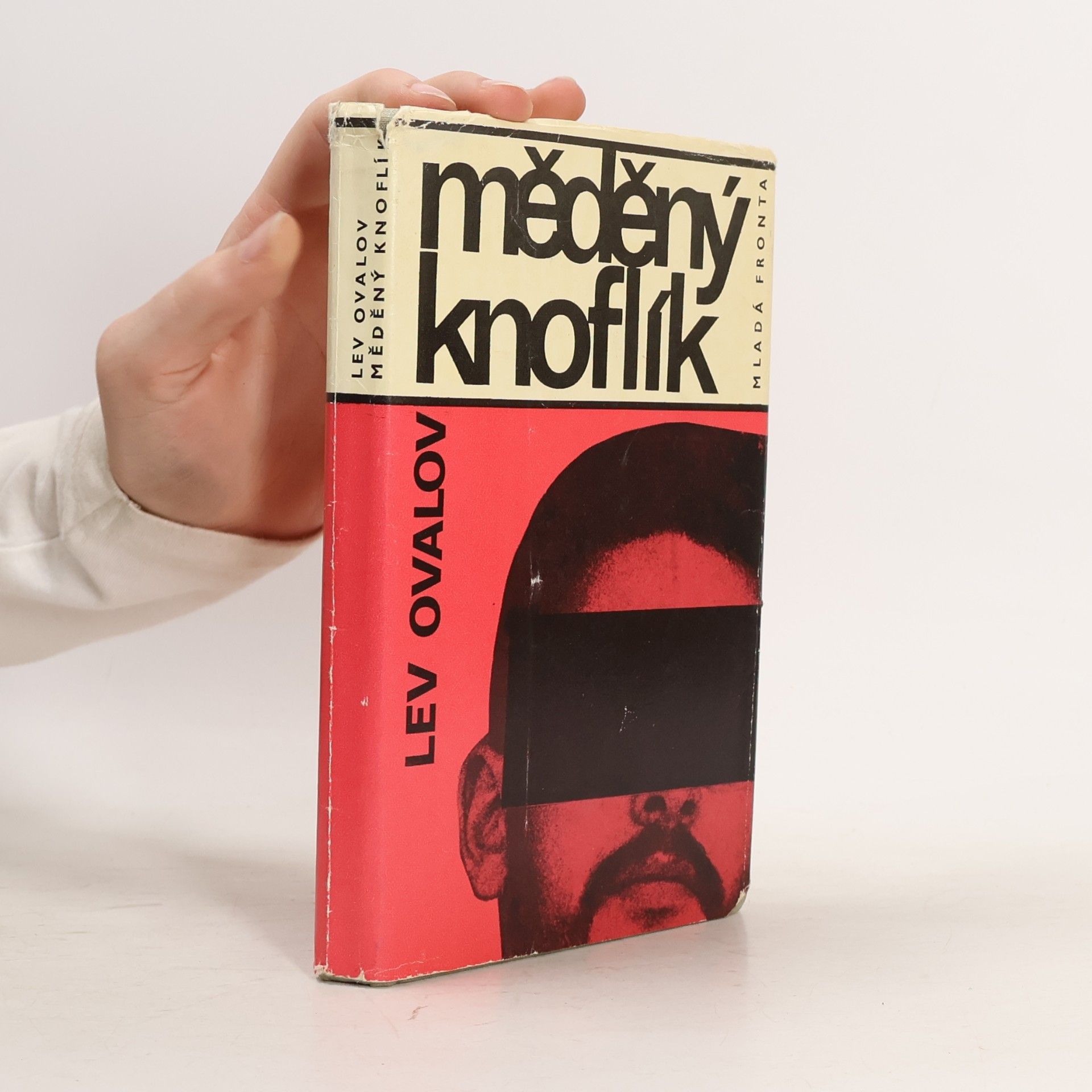 Ovalov Lev Měděný knoflík