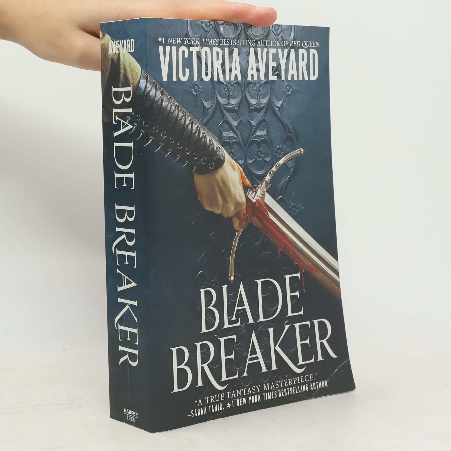 Victoria Aveyard Blade Breaker