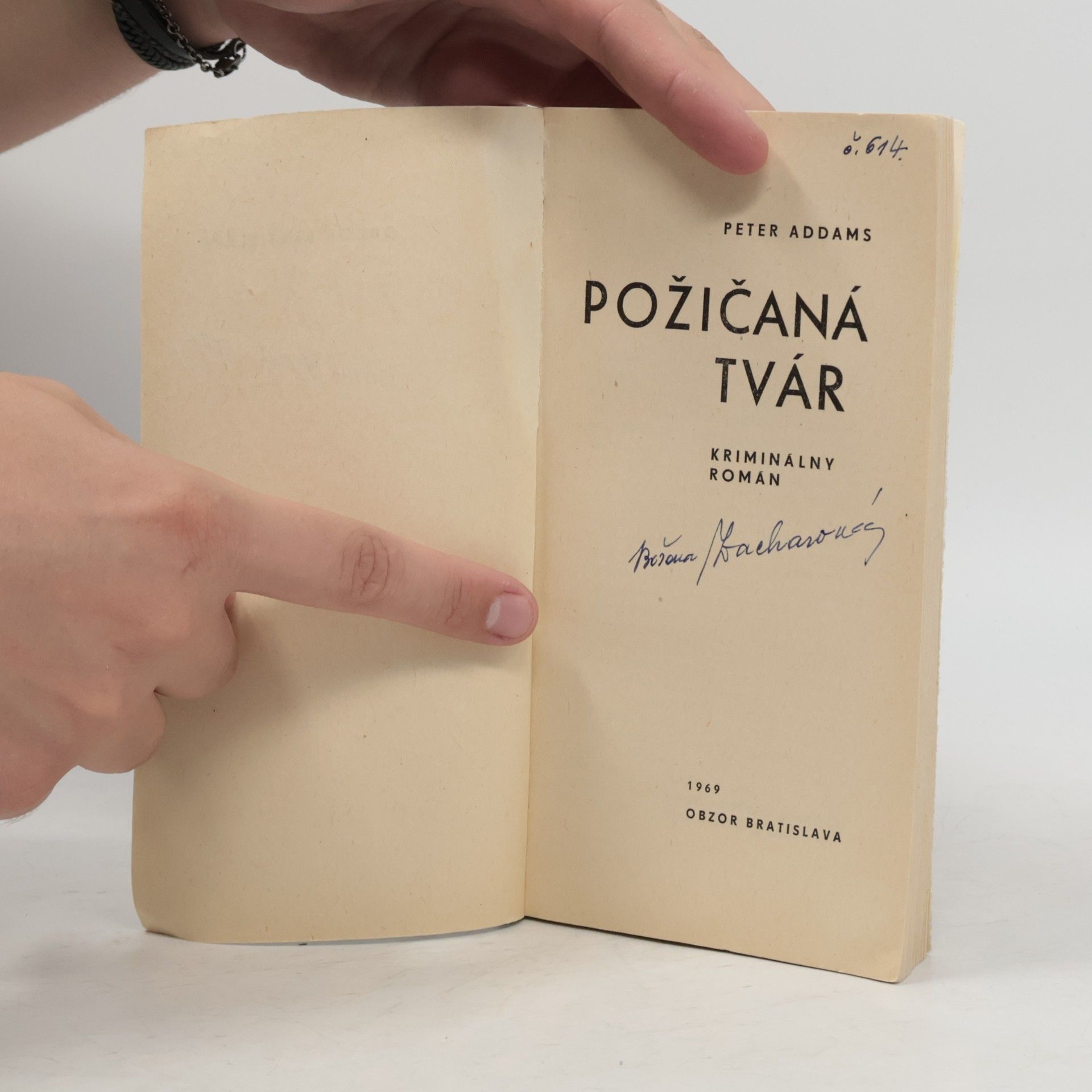 Peter Adams Požičaná tvár