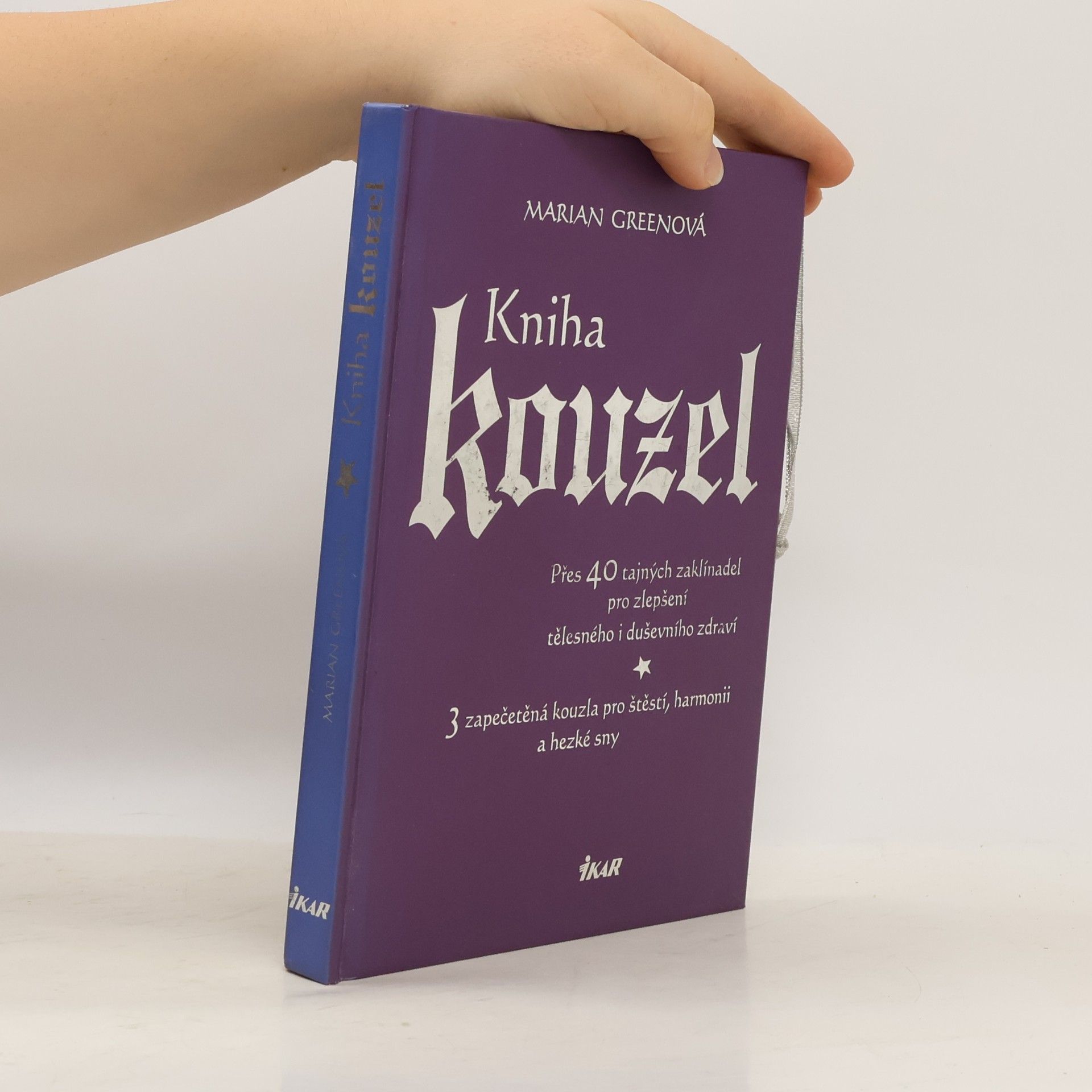 Kniha kouzel. Přes 40 tajných zaklínadel pro zlepšení tělesného i duševního zdraví