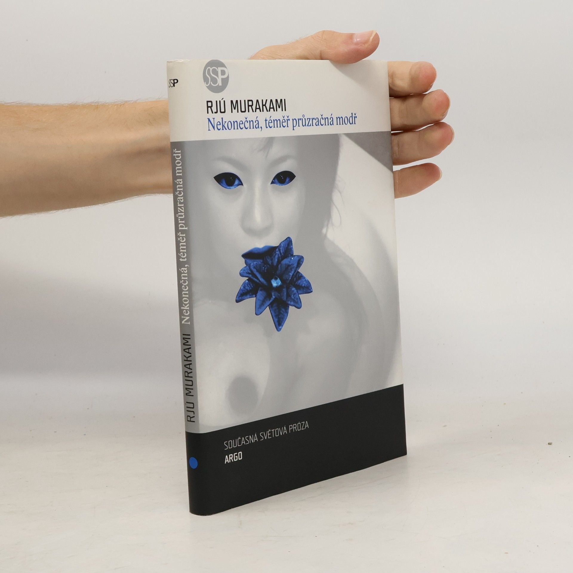Rjú Murakami Nekonečná, téměř průzračná modř