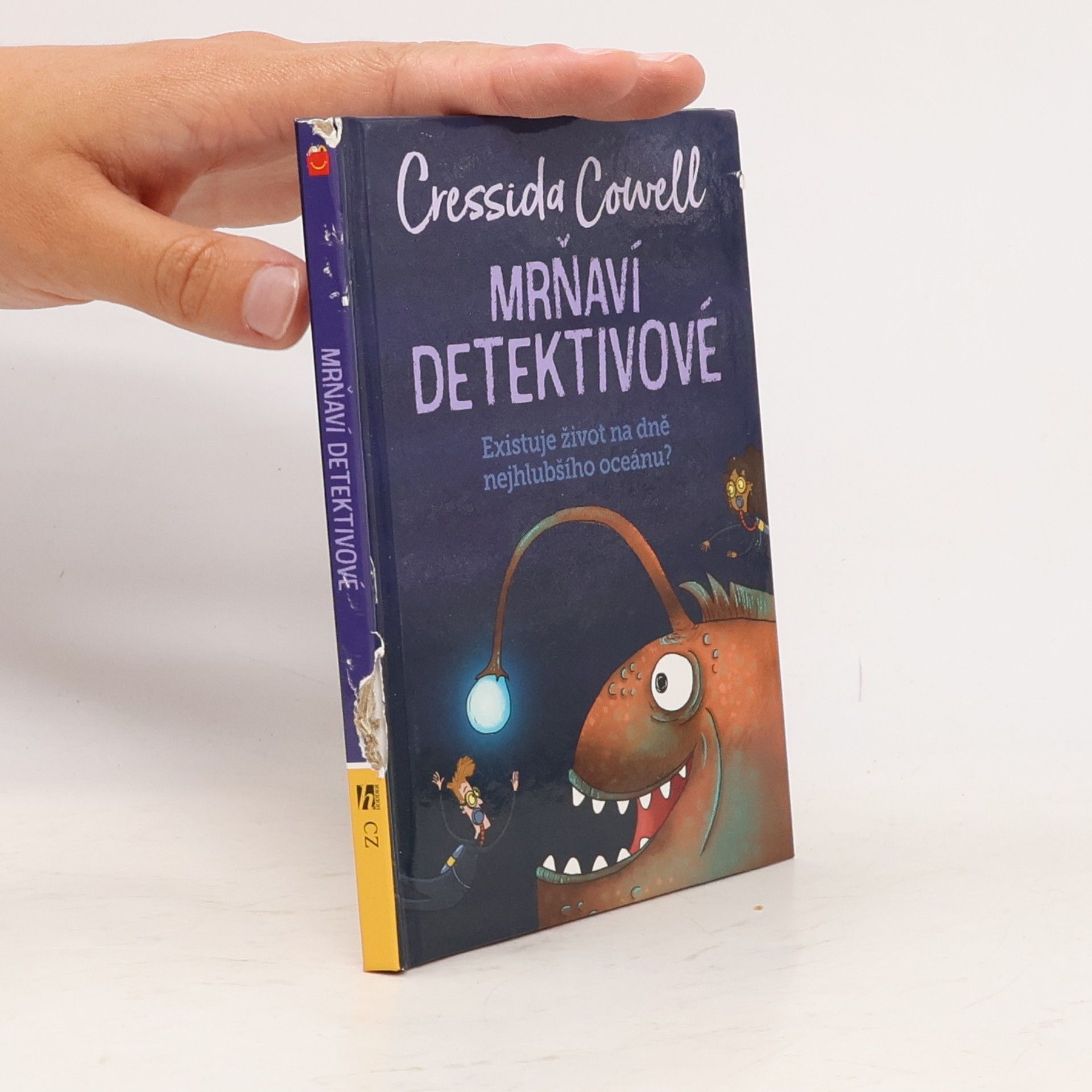 Cressida Cowell Mrňaví detektivové - Existuje život na dně oceánu?