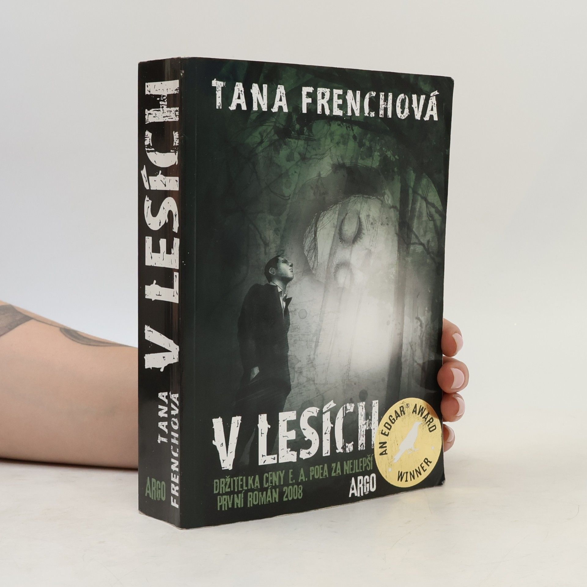 Tana French V lesích