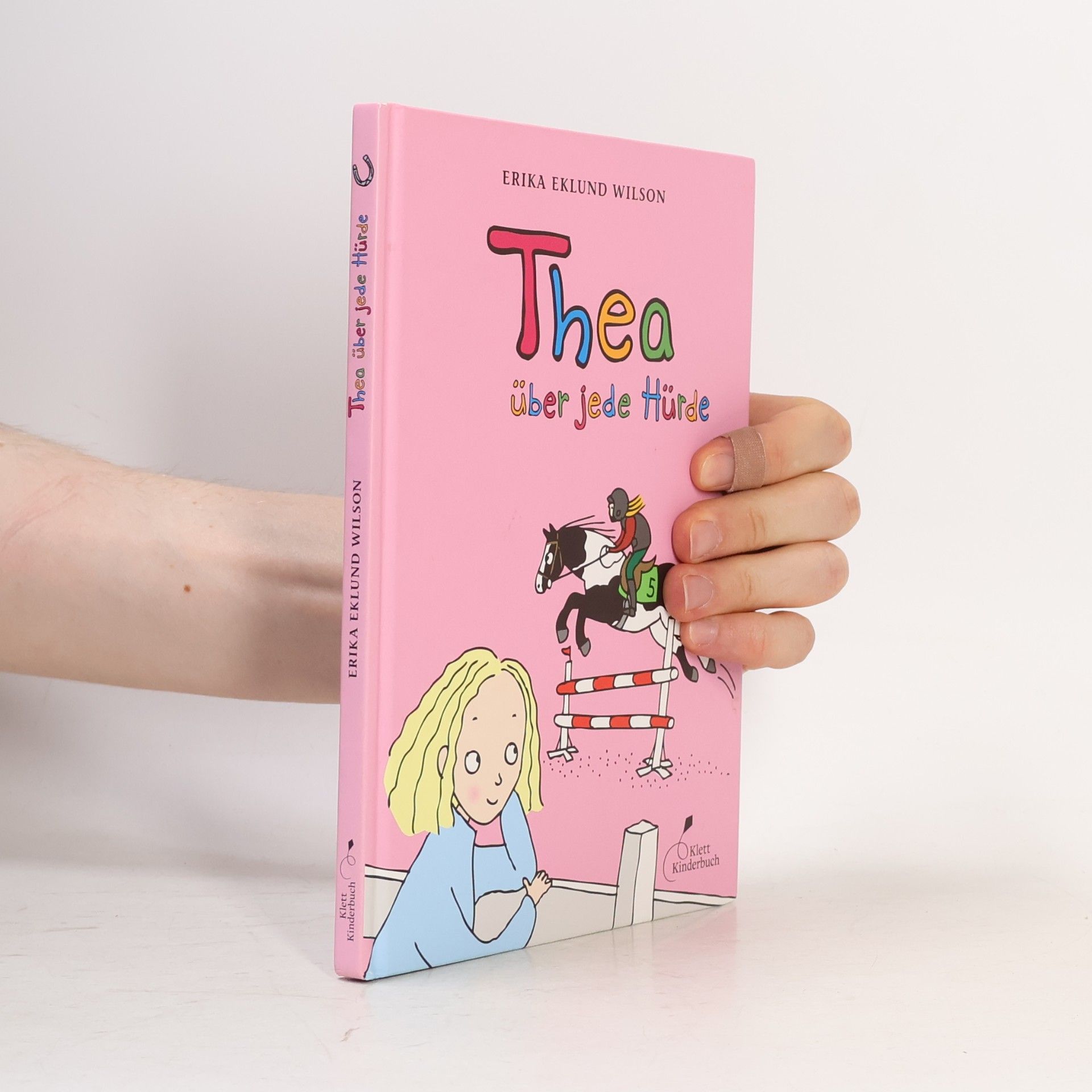 Erika Eklund Wilson Thea über jede Hürde