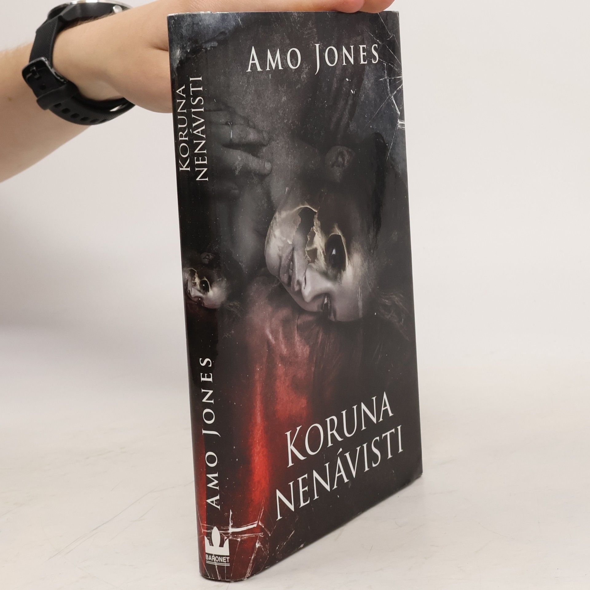 Amo Jones Koruna nenávisti