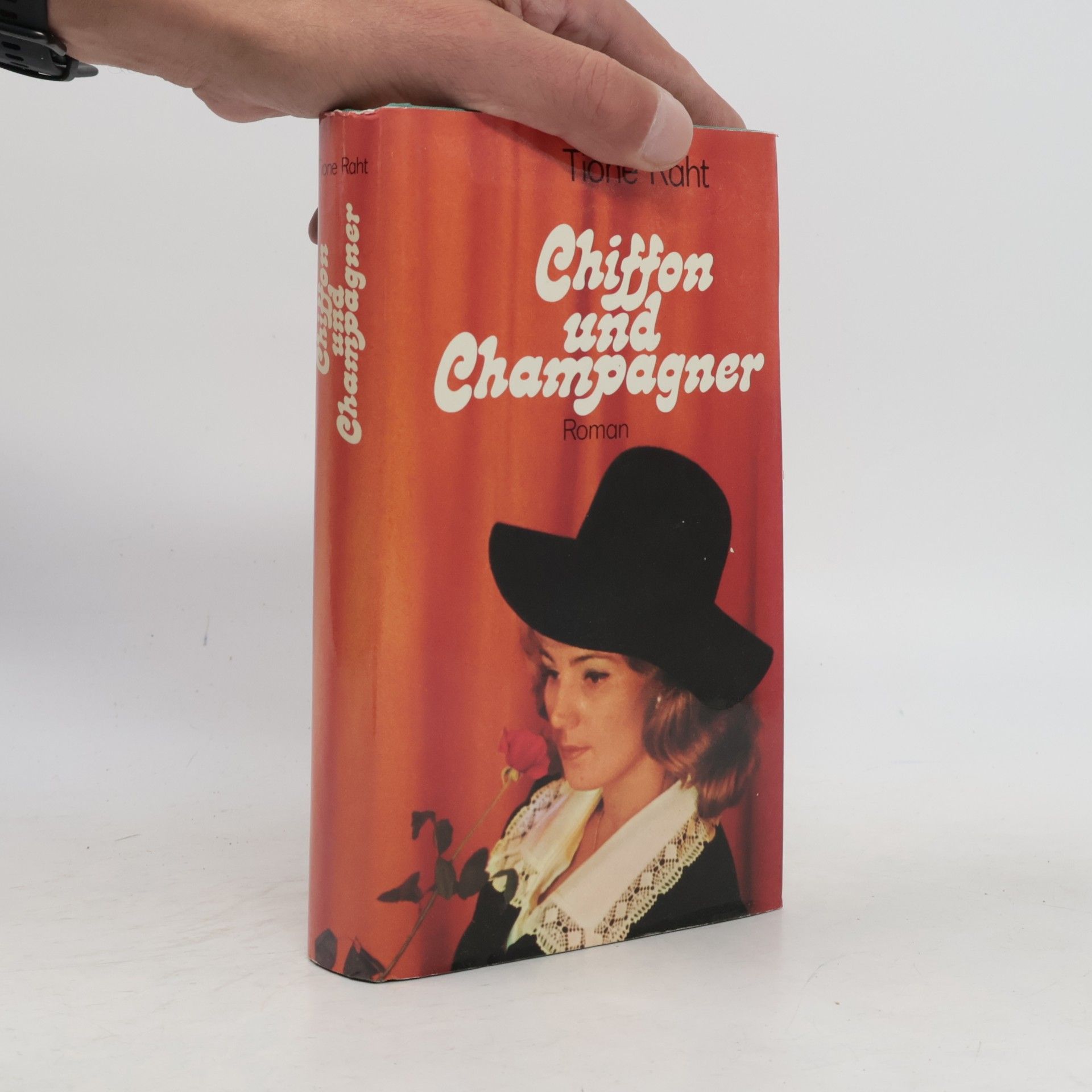 Tione Raht Chiffon und Champagner