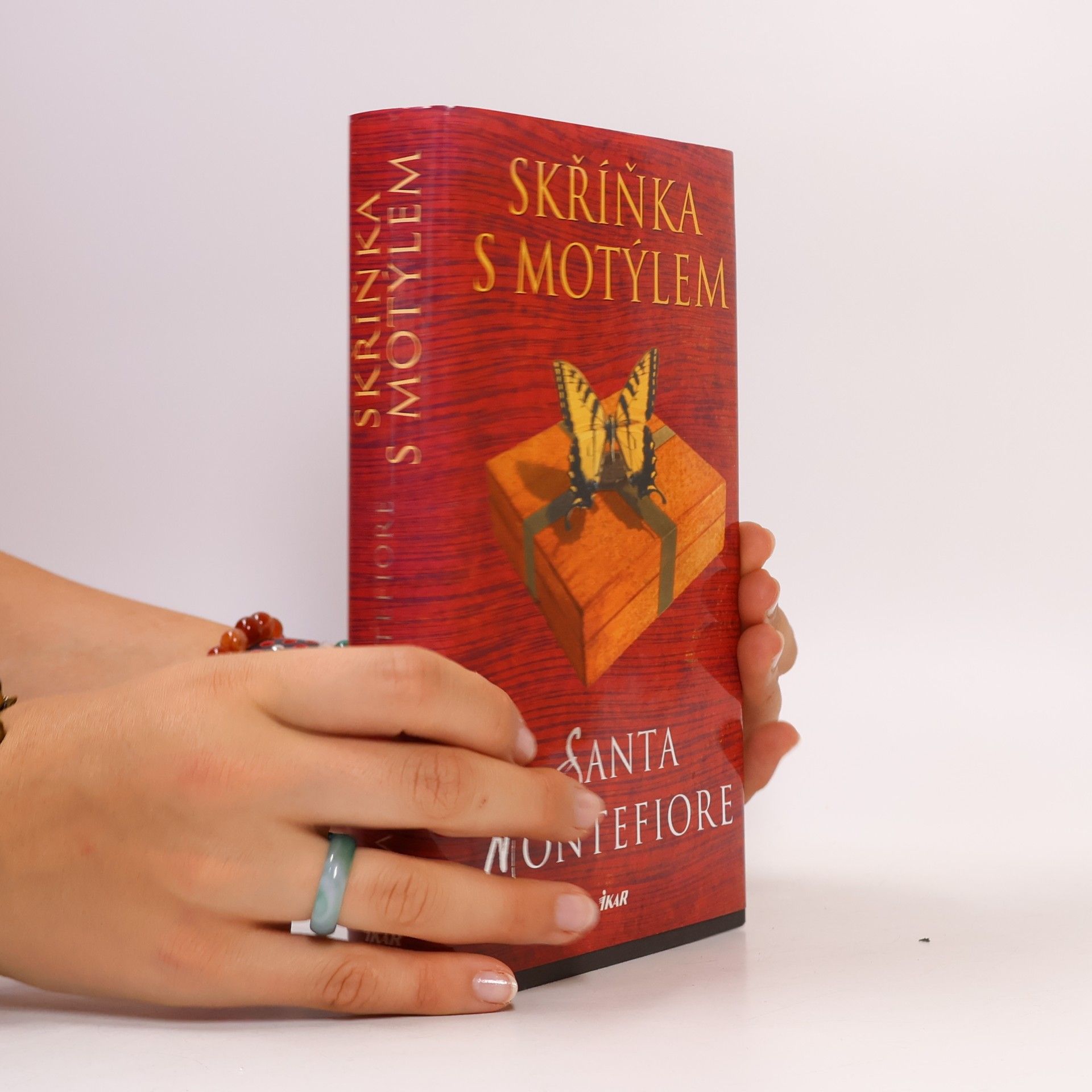 Santa Montefiore Skříňka s motýlem