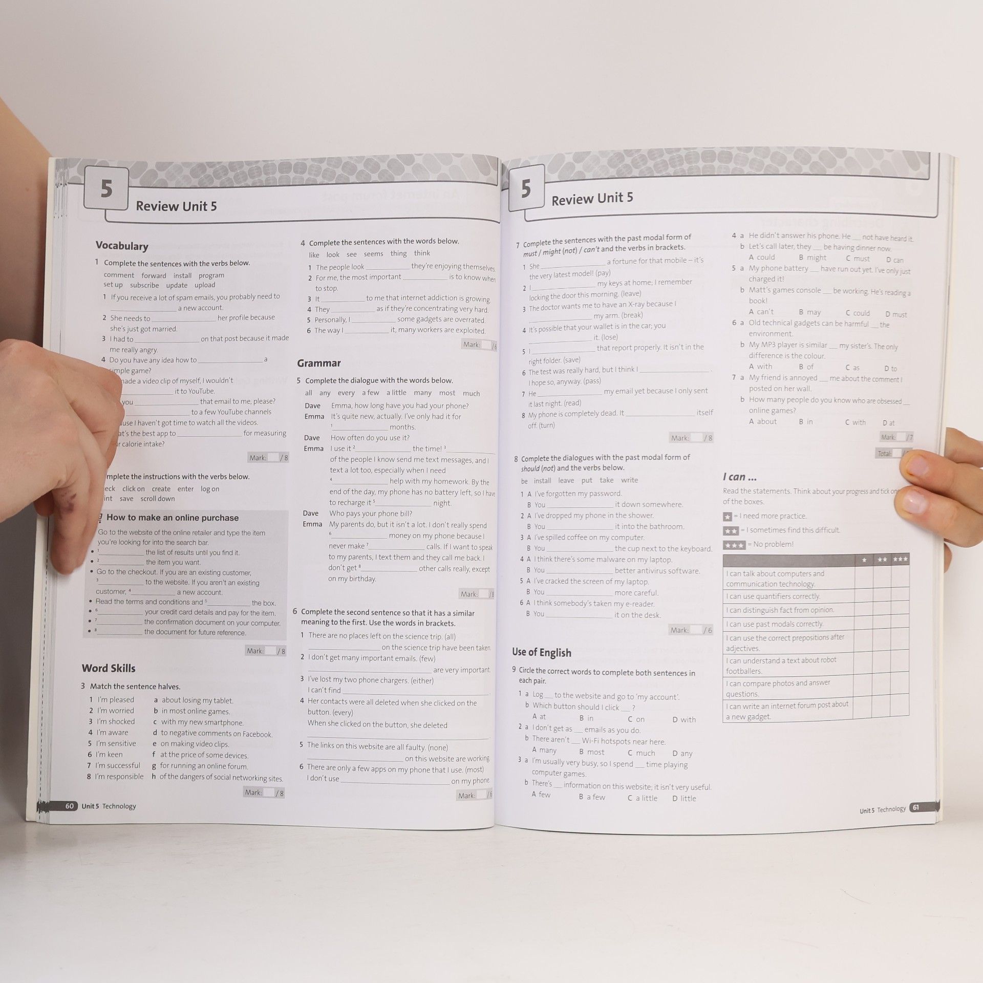 Kolektiv autorů Maturita Solutions: Intermediate - Workbook