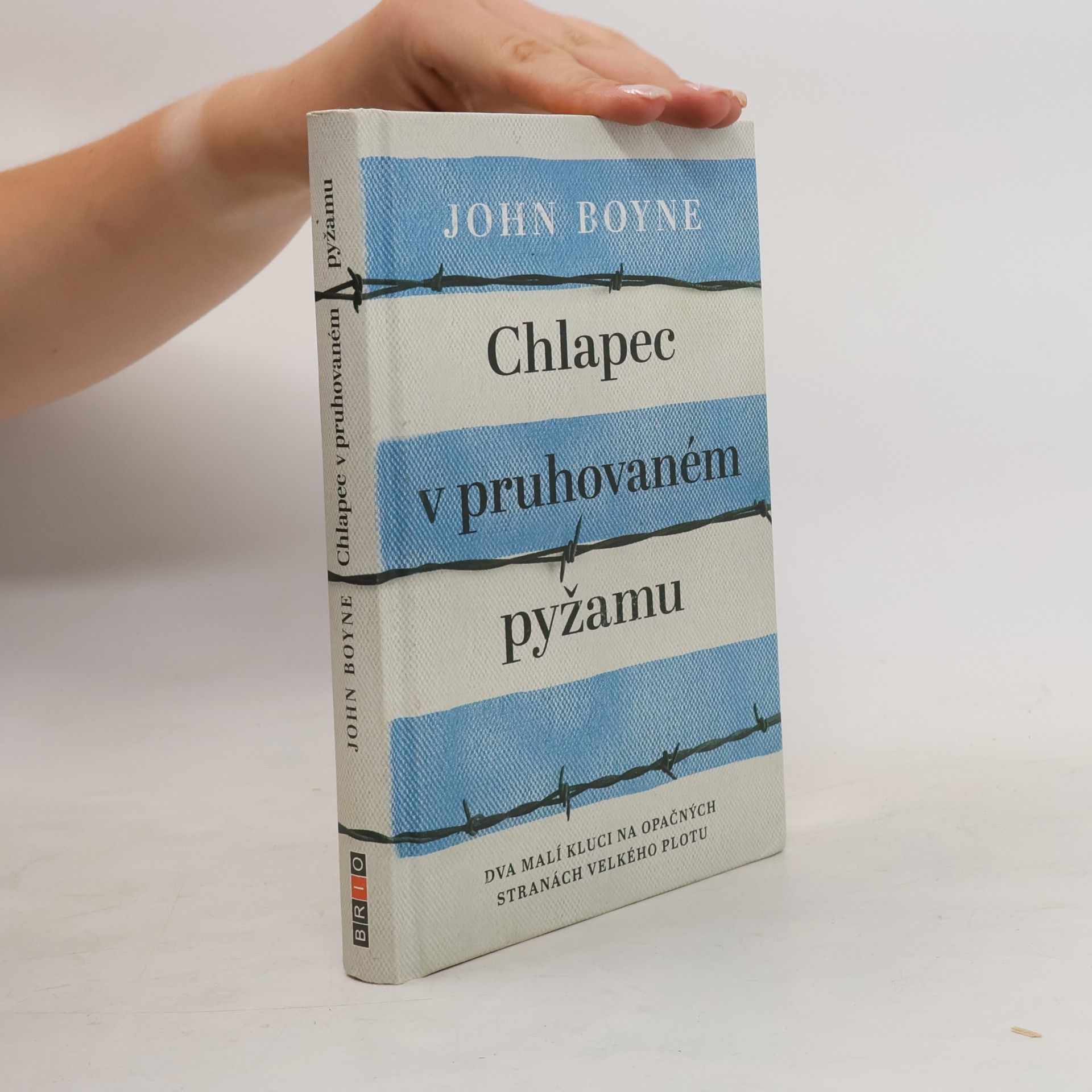 Chlapec v pruhovaném pyžamu