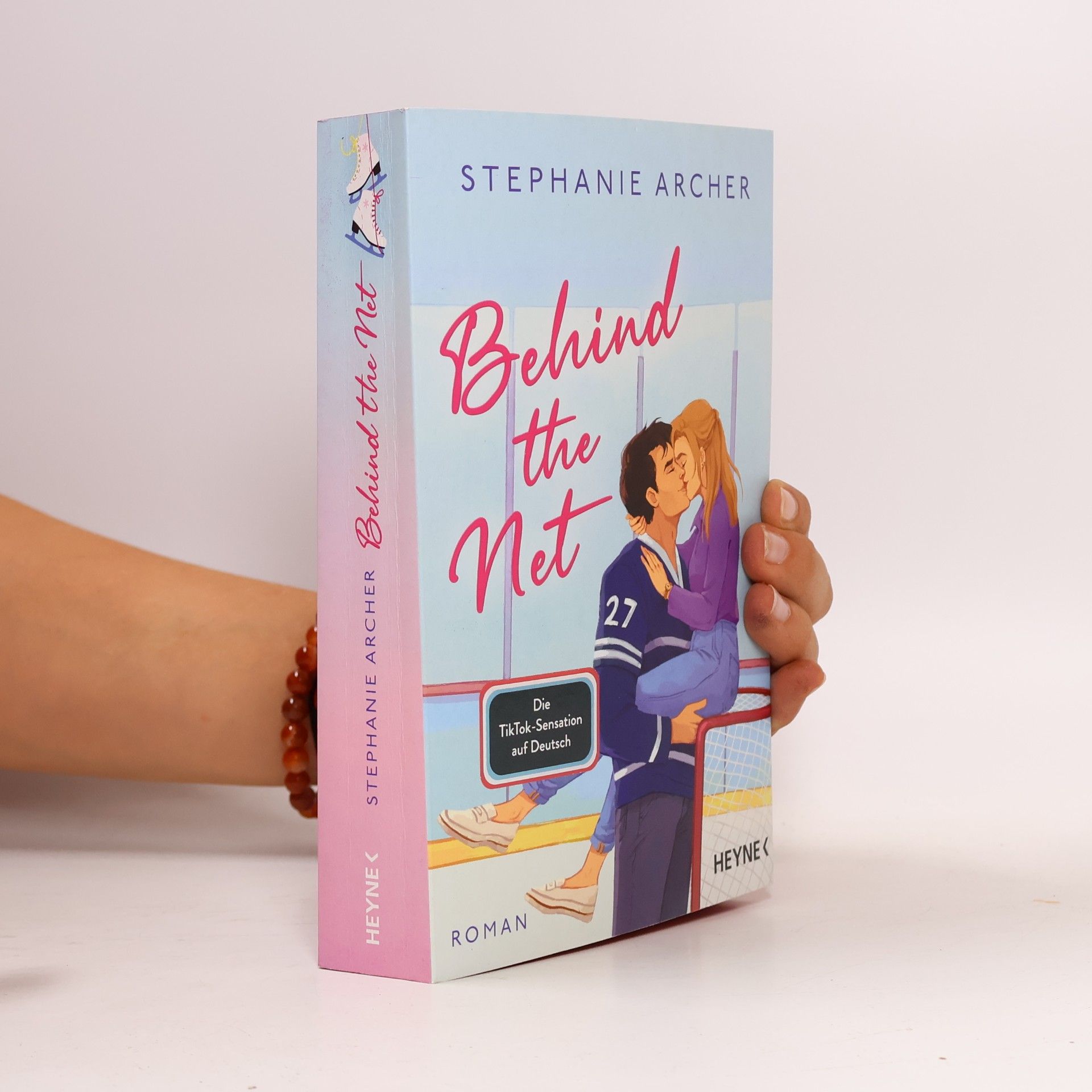 Stephanie Archer Behind the Net. Roman - Mit farbig gestaltetem Buchschnitt - nur in limitierter Erstauflage der gedruckten Ausgabe - Spicy Sportsromance für Fans von »Icebreaker«!