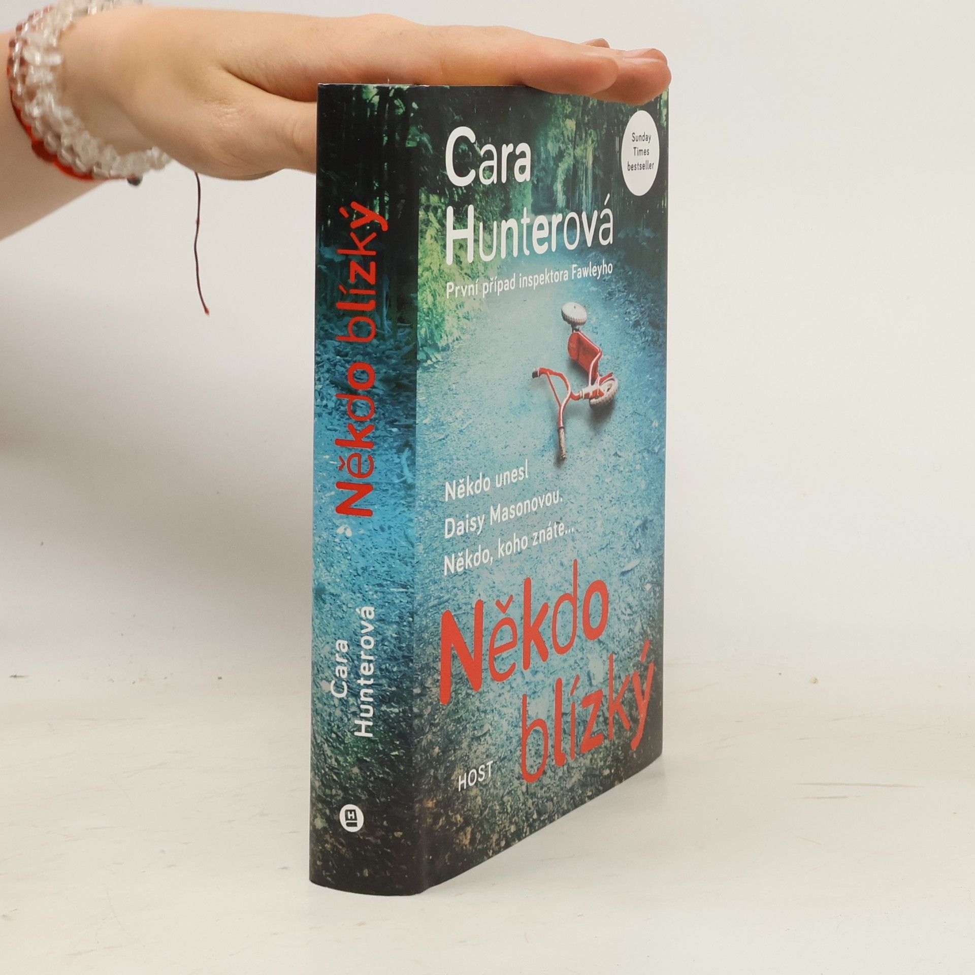 Cara Hunter Někdo blízký. První případ inspektora Fawleyho