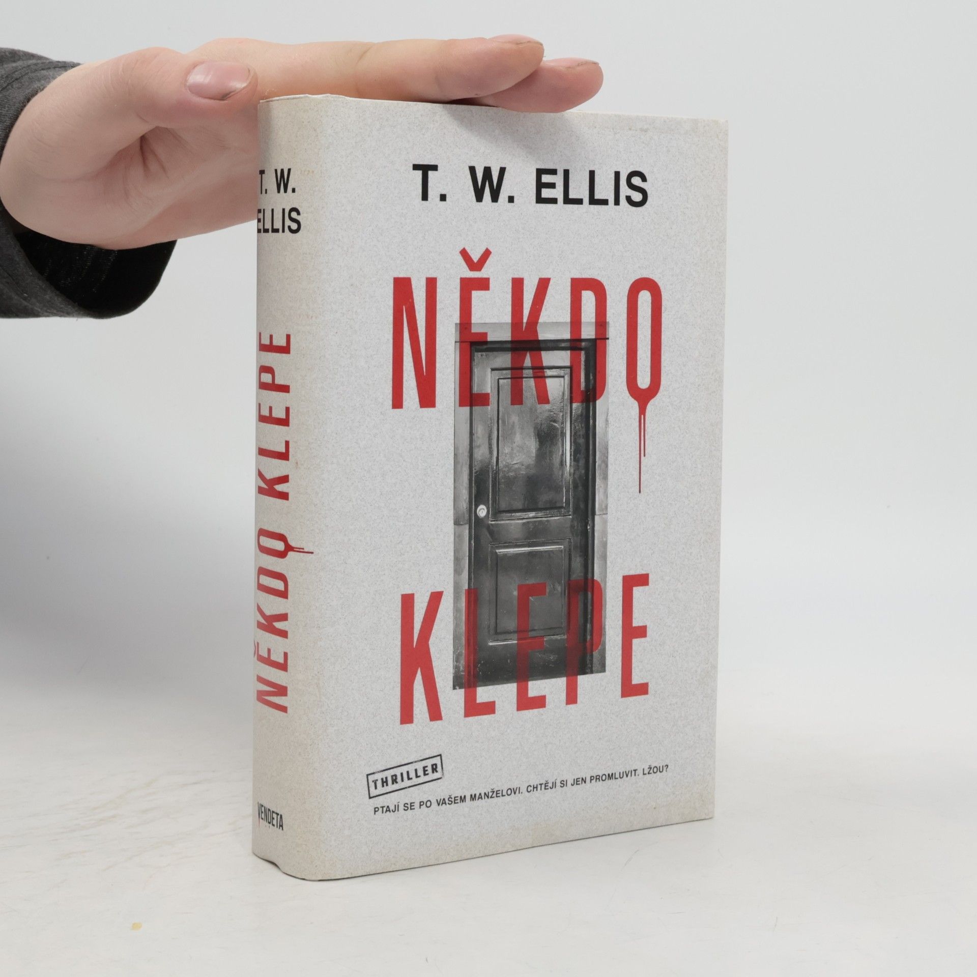 Tom Wood Někdo klepe