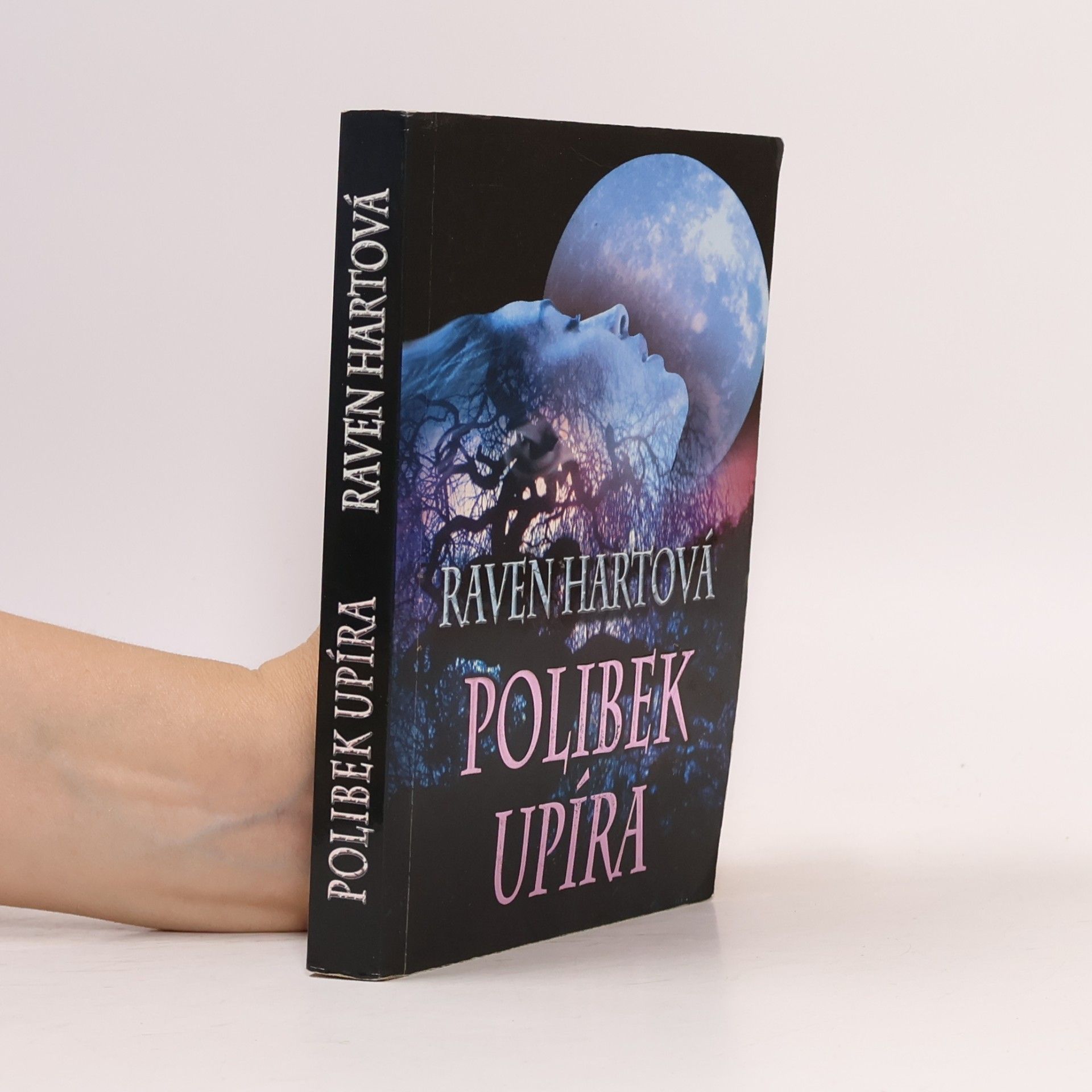 Raven Hart Polibek upíra