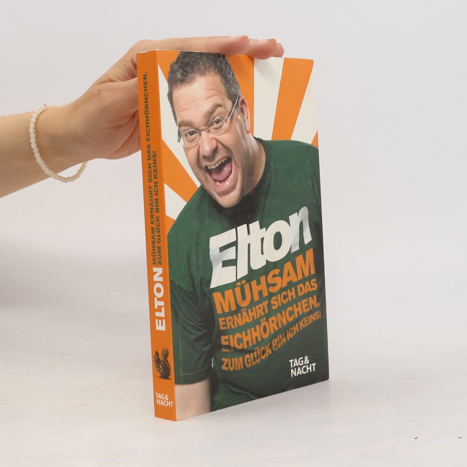 Elton Mühsam ernährt sich das Eichhörnchen