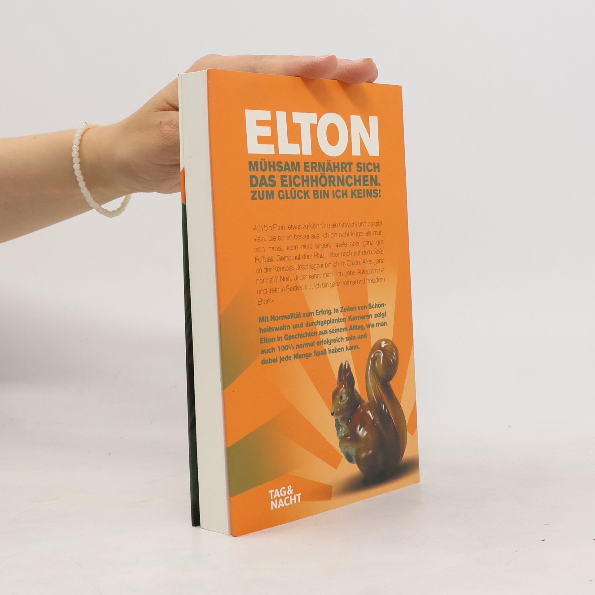 Elton Mühsam ernährt sich das Eichhörnchen