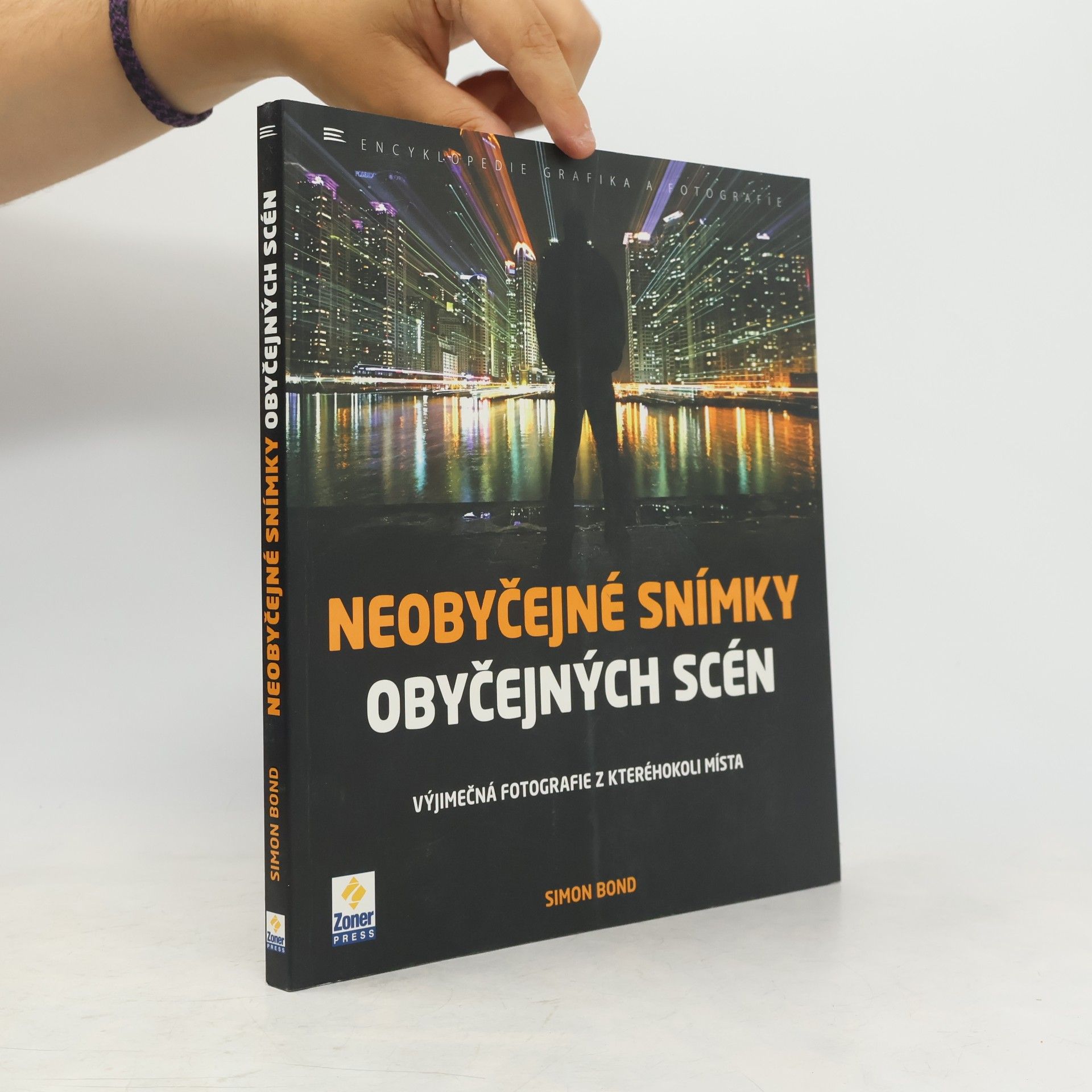 Simon Bond Neobyčejné snímky obyčejných scén