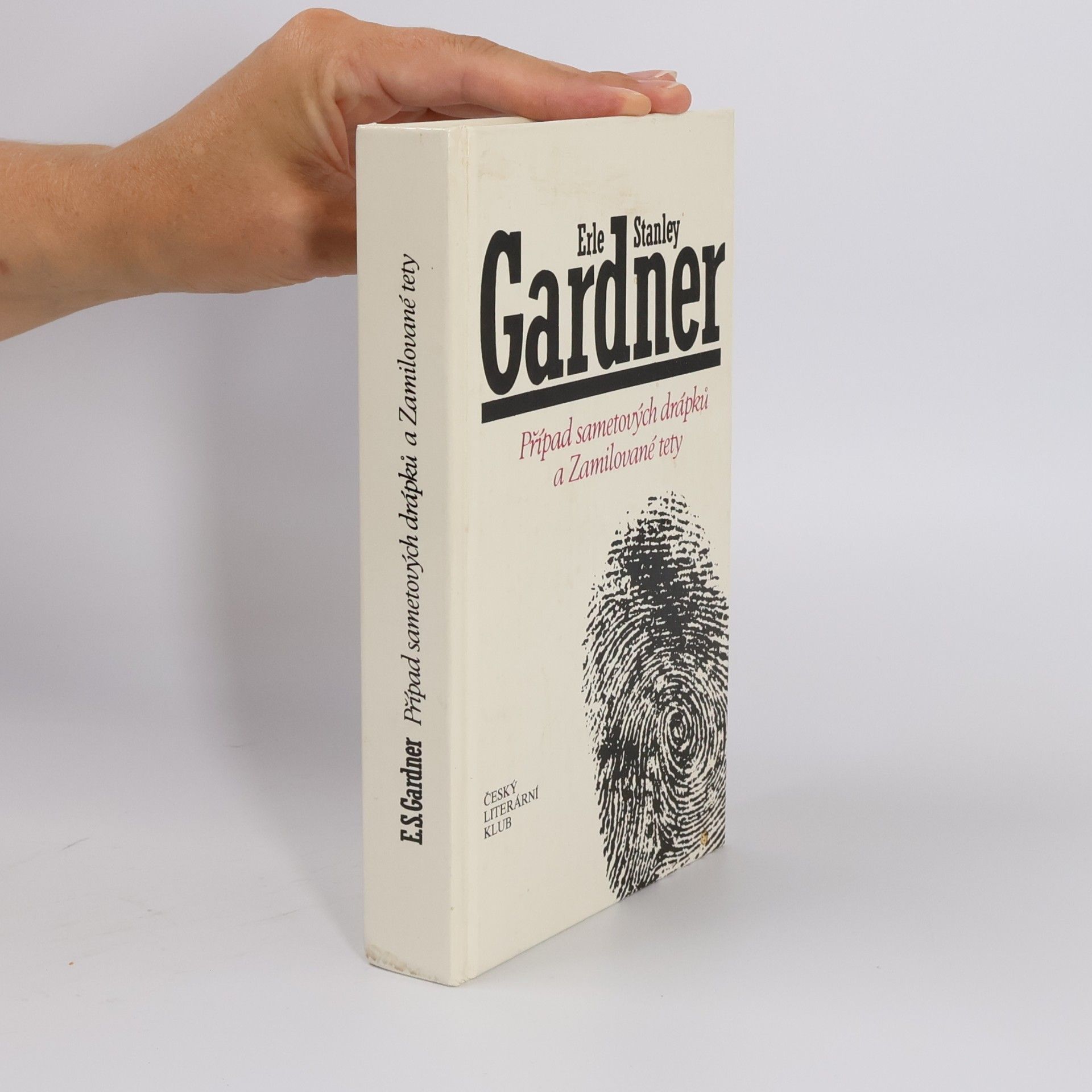 Erle Stanley Gardner Případ sametových drápků a Zamilované tety