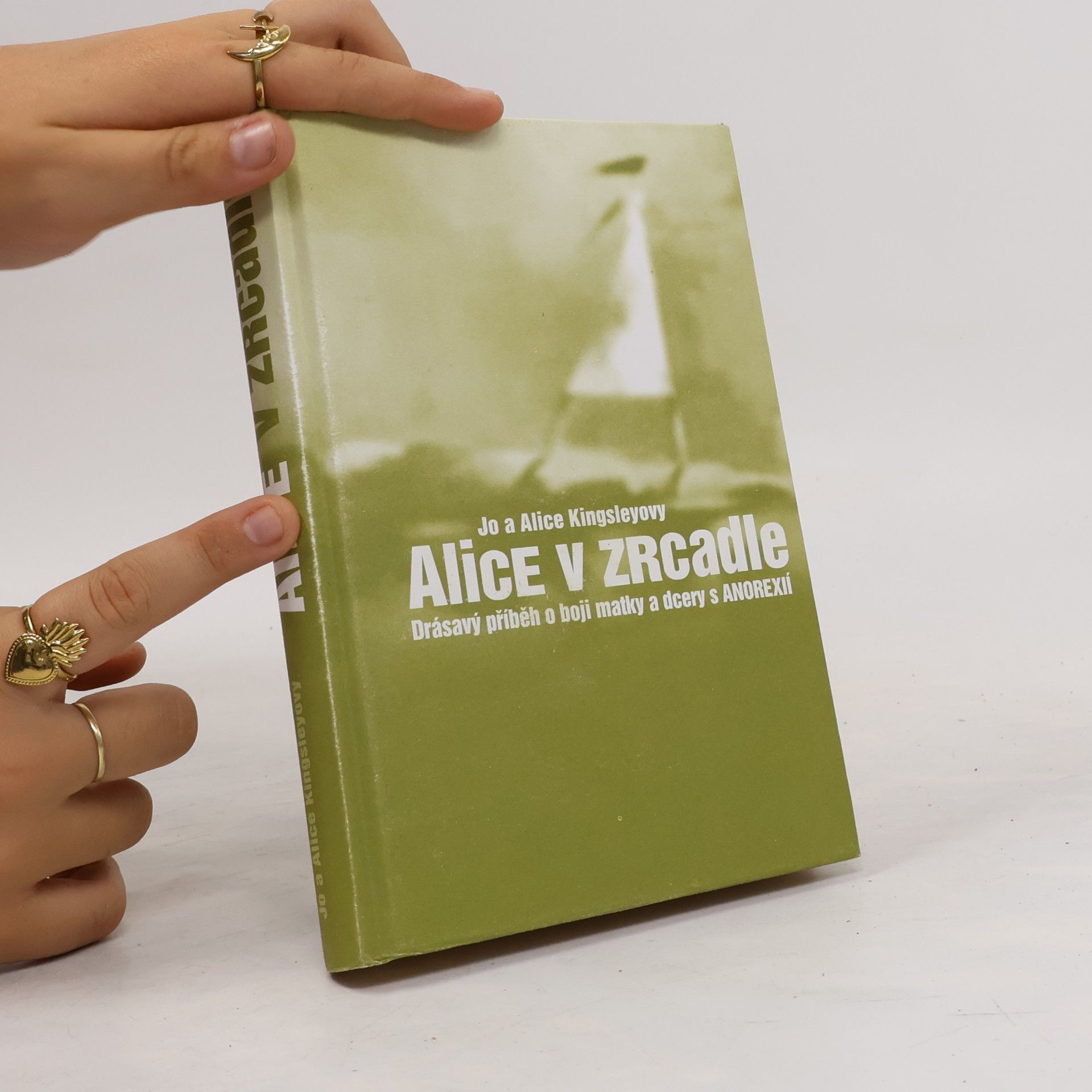 Jo Kingsley Alice v zrcadle