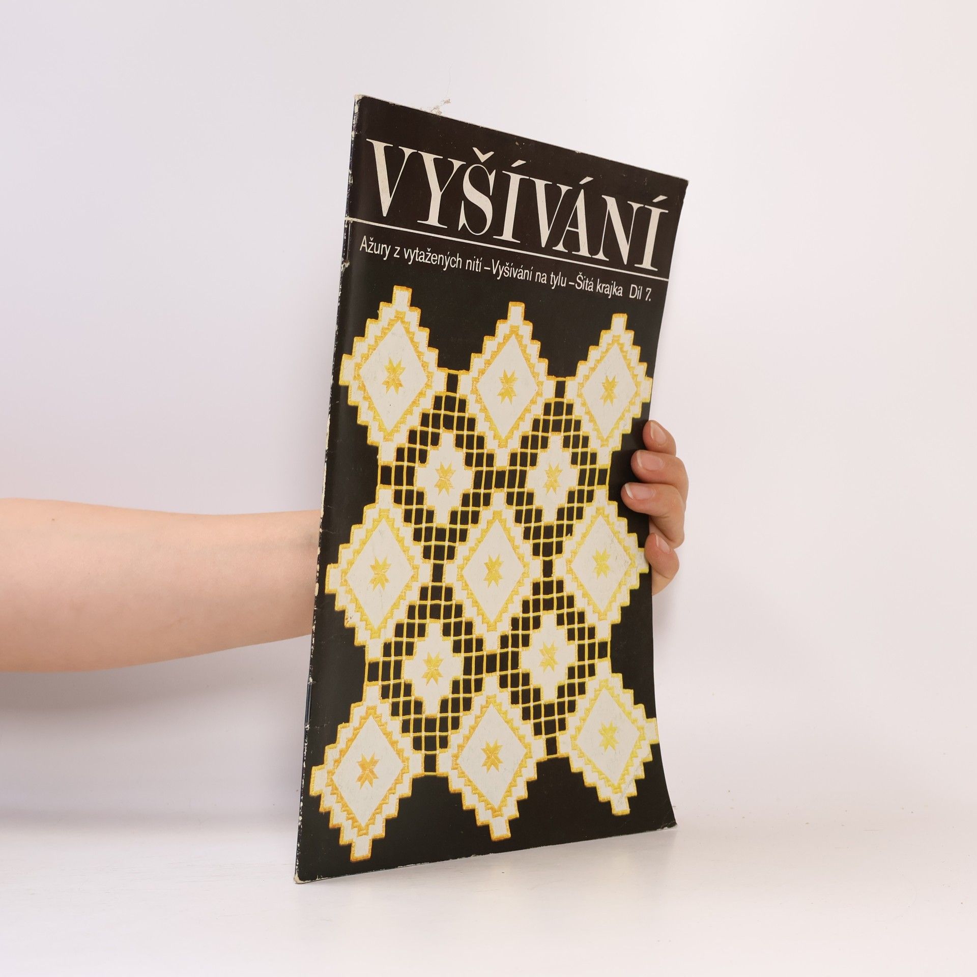 Marie Benešová Vyšívání 7. Ažury z vytažených nití. Vyšívání na tylu. Šitá krajka
