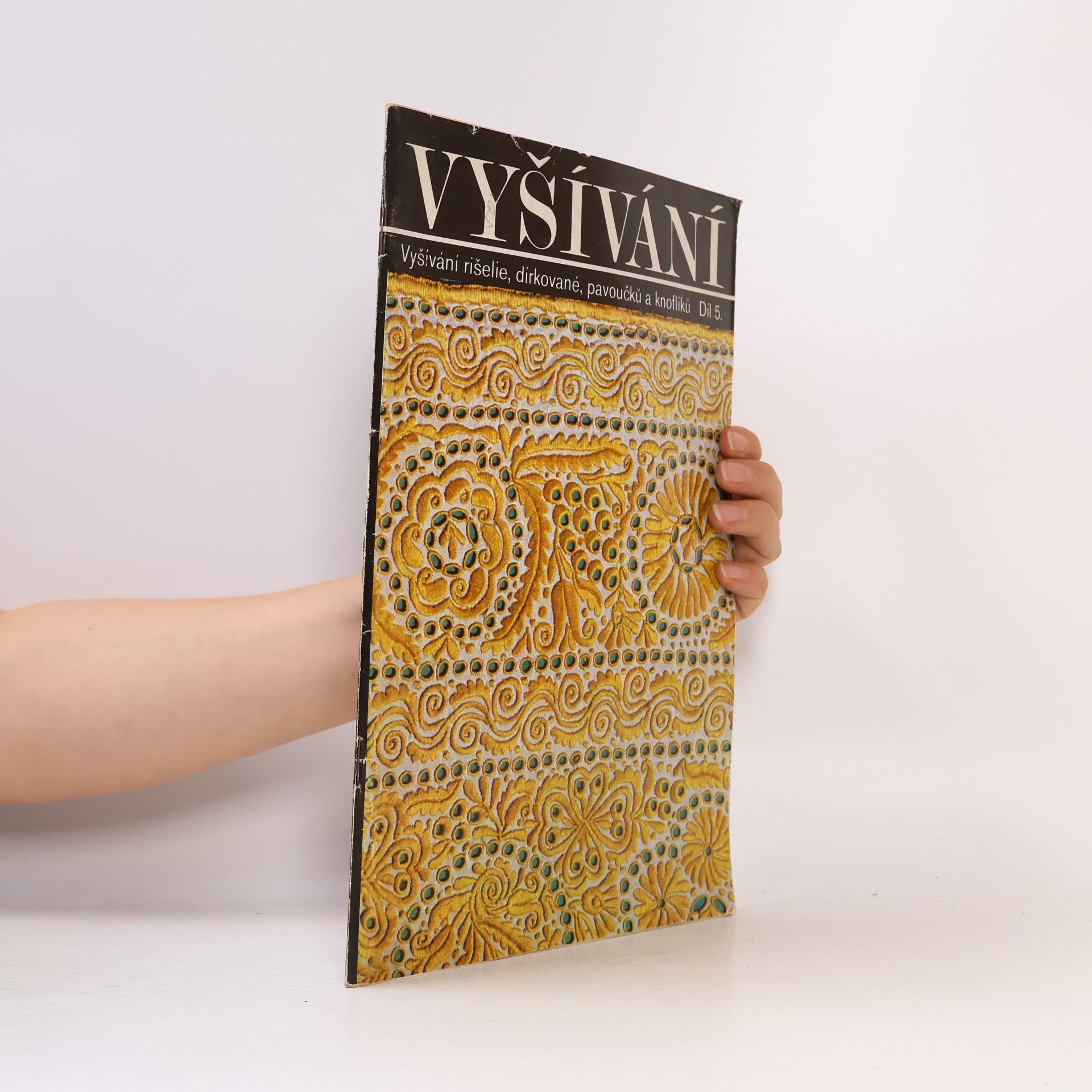 Marie Benešová Vyšívání: Vyšívání rišelie, dírkované, pavoučků a knoflíků (5.díl)