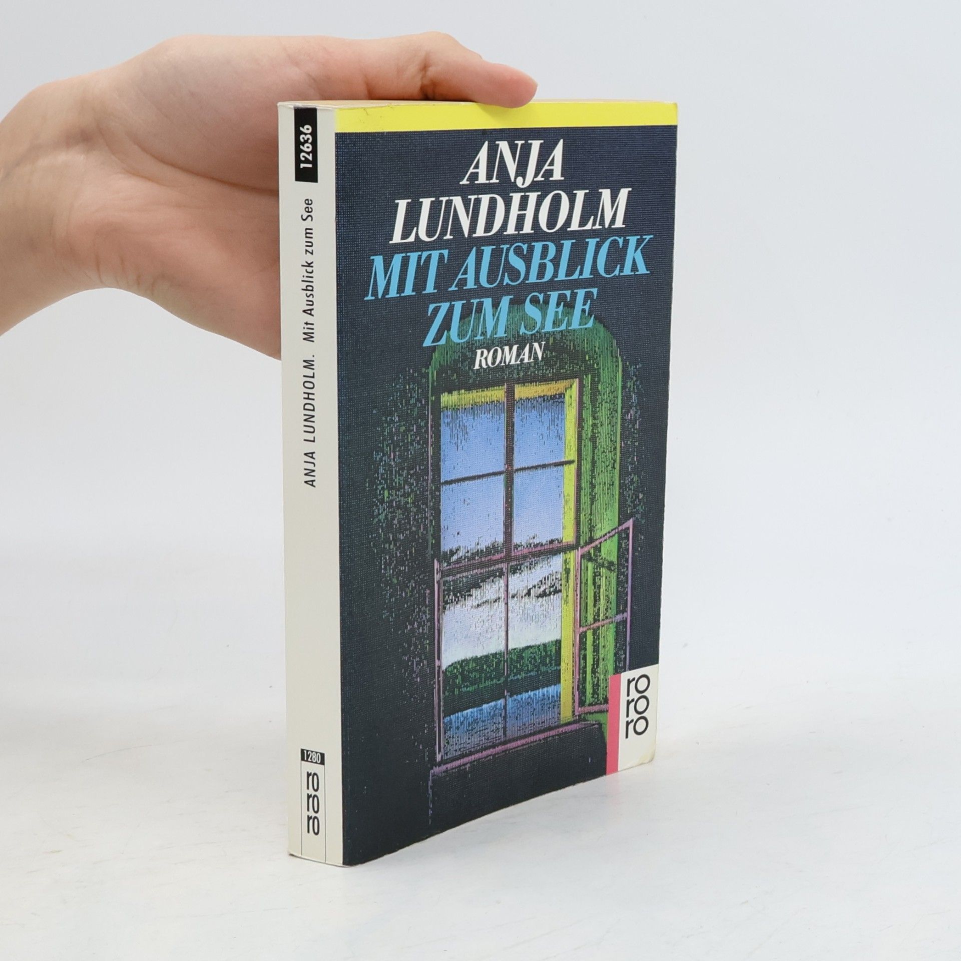 Anja Lundholm Mit Ausblick zum See