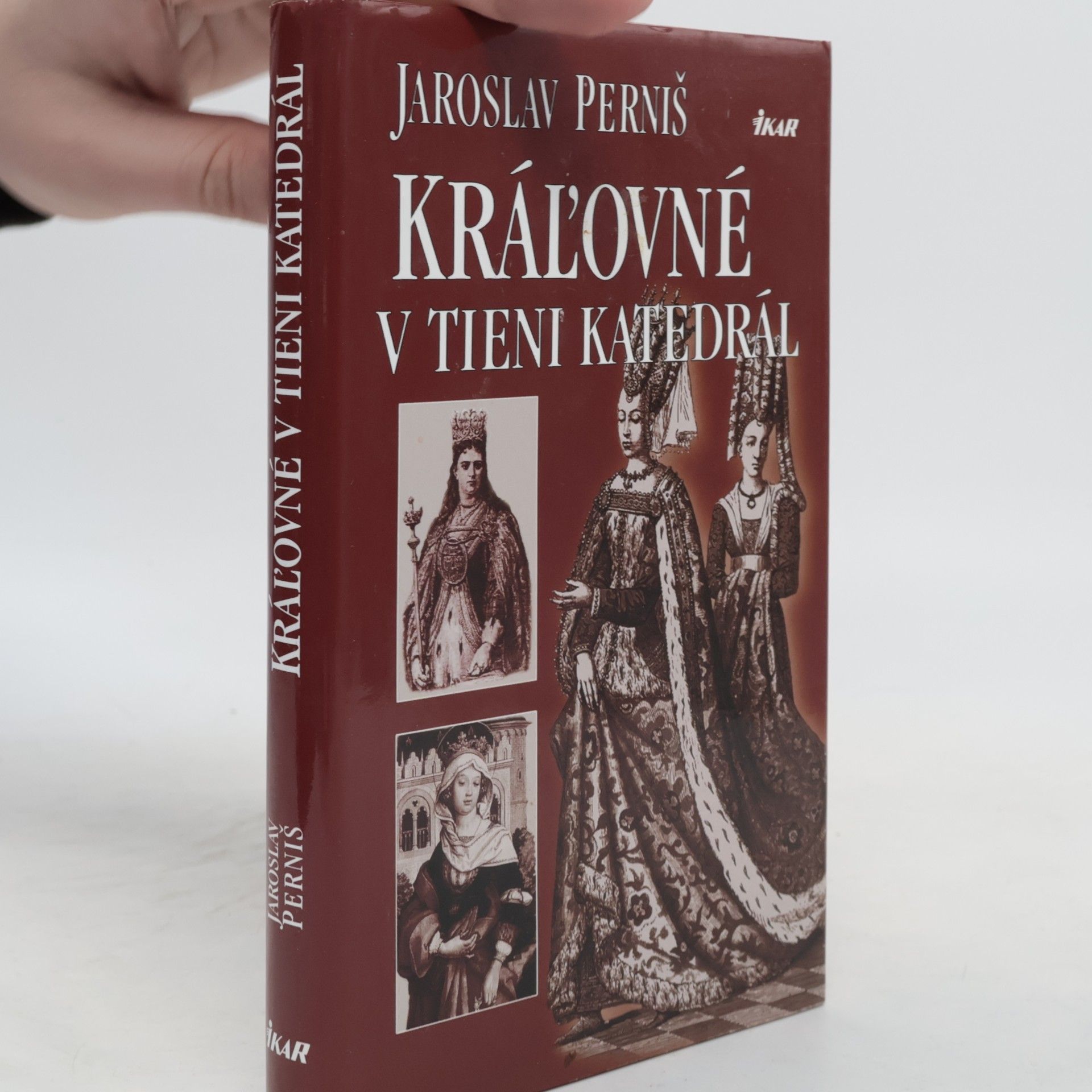 Kráľovné v tieni katedrál