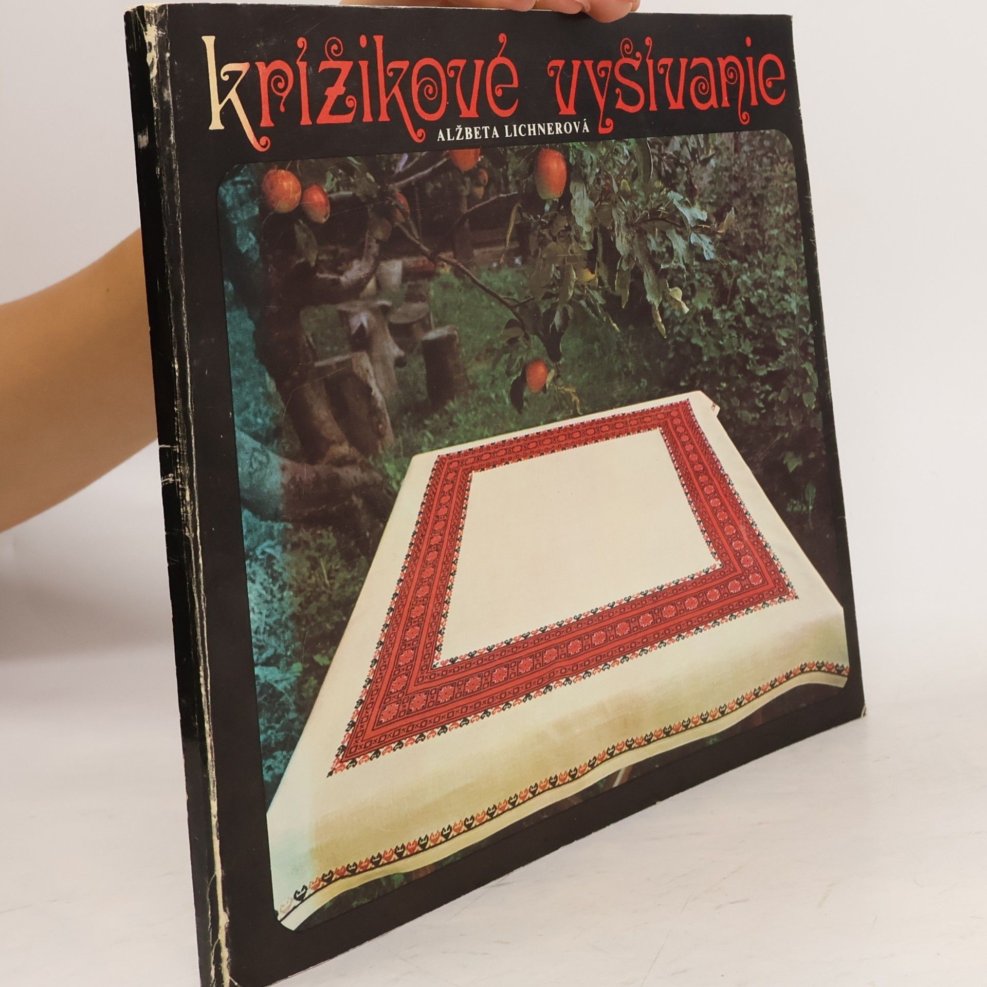 Alžbeta Lichnerová Krížikové vyšivanie