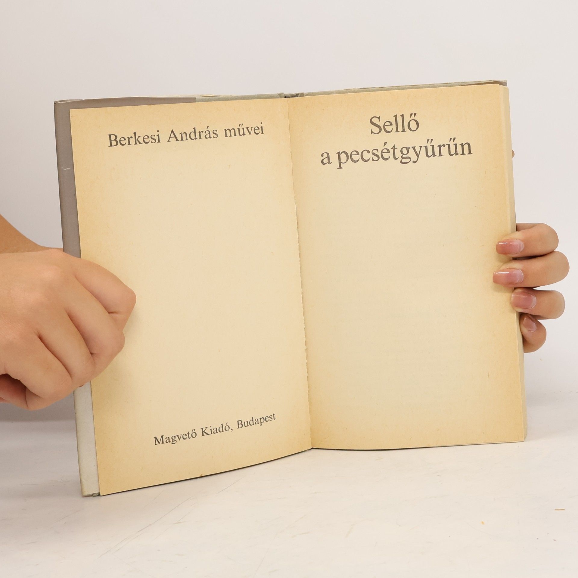 András Berkesi Sellő a pecsétgyűrűn