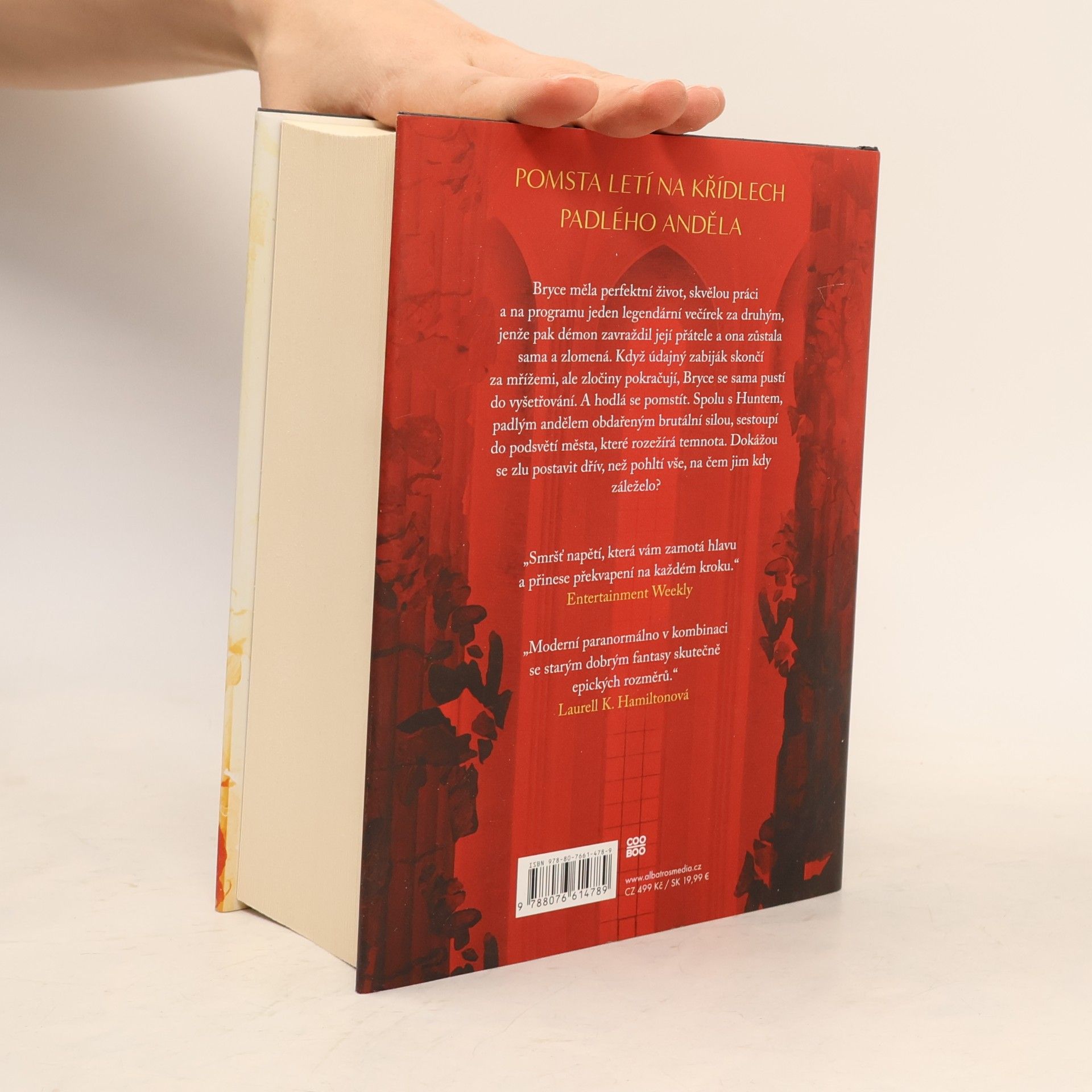 Sarah J. Maas Půlměsíční město. Rod země a krve