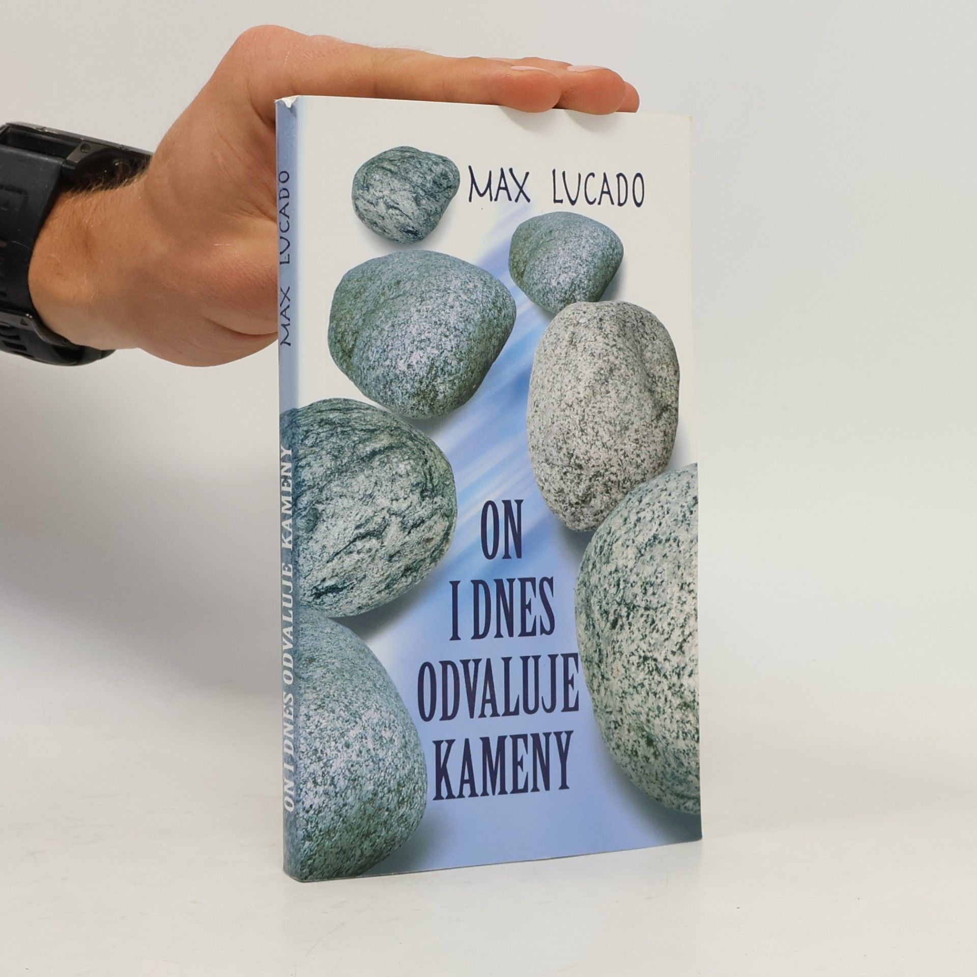 Max Lucado On i dnes odvaluje kameny