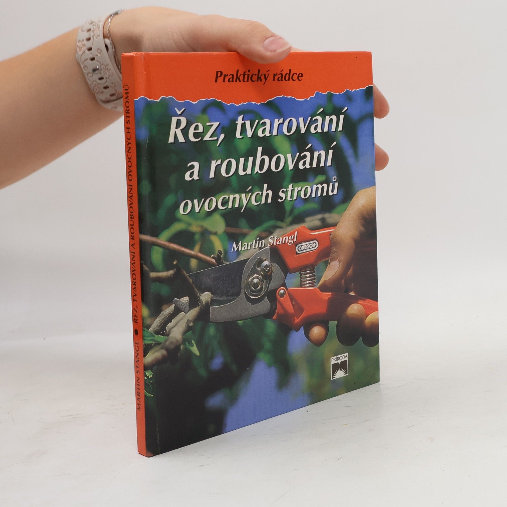 Věra Strádalová Řez, tvarování a roubování ovocných stromů