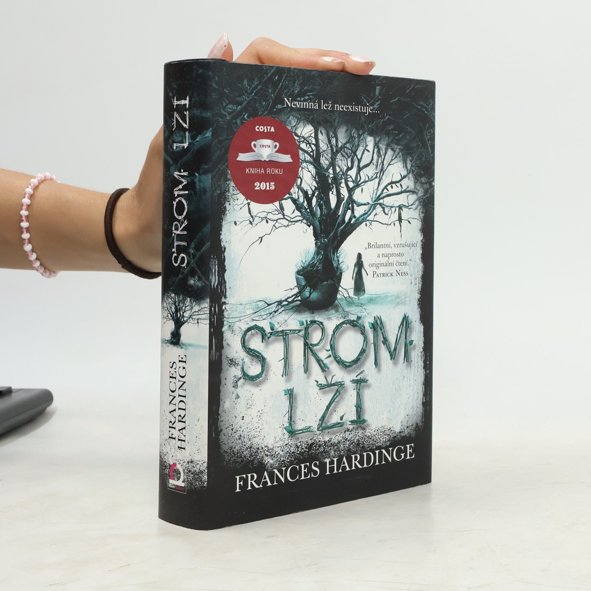 Frances Hardinge Strom lží