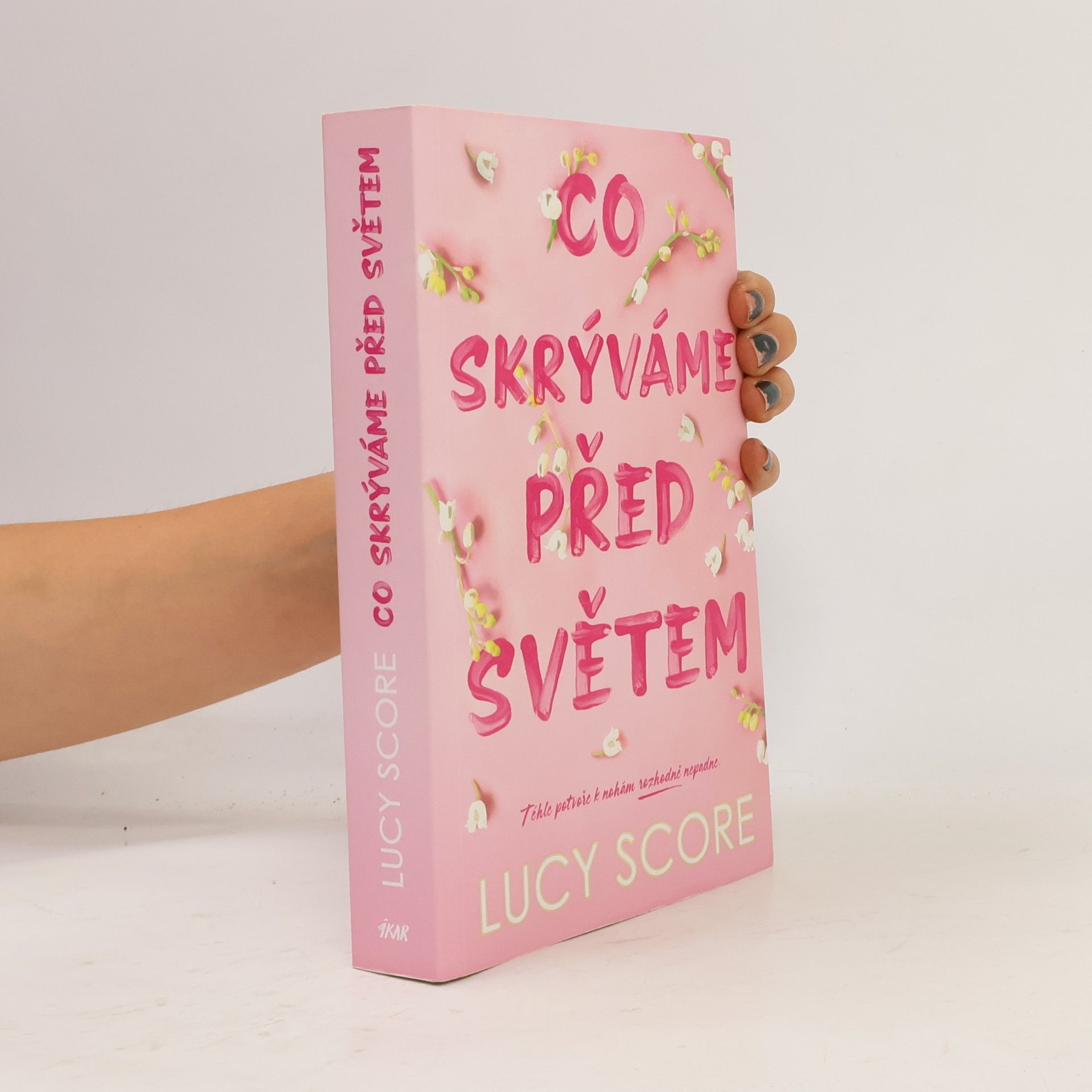 Lucy Score Co skrýváme před světem